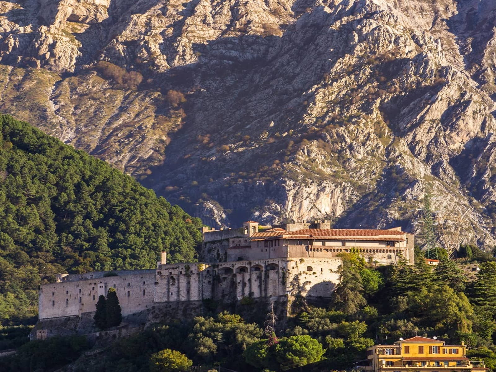 Castello Malaspina, con los Alpes Apuanos como telón de fondo