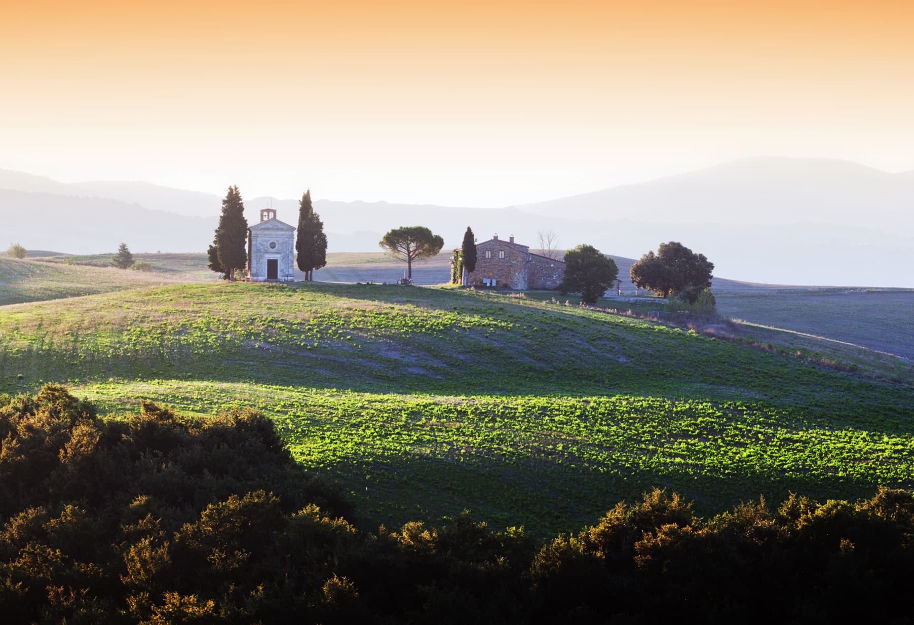 Le tertre sous la chapelle solitaire de la Madonna di Vitaleta dans la Val d'Orcia