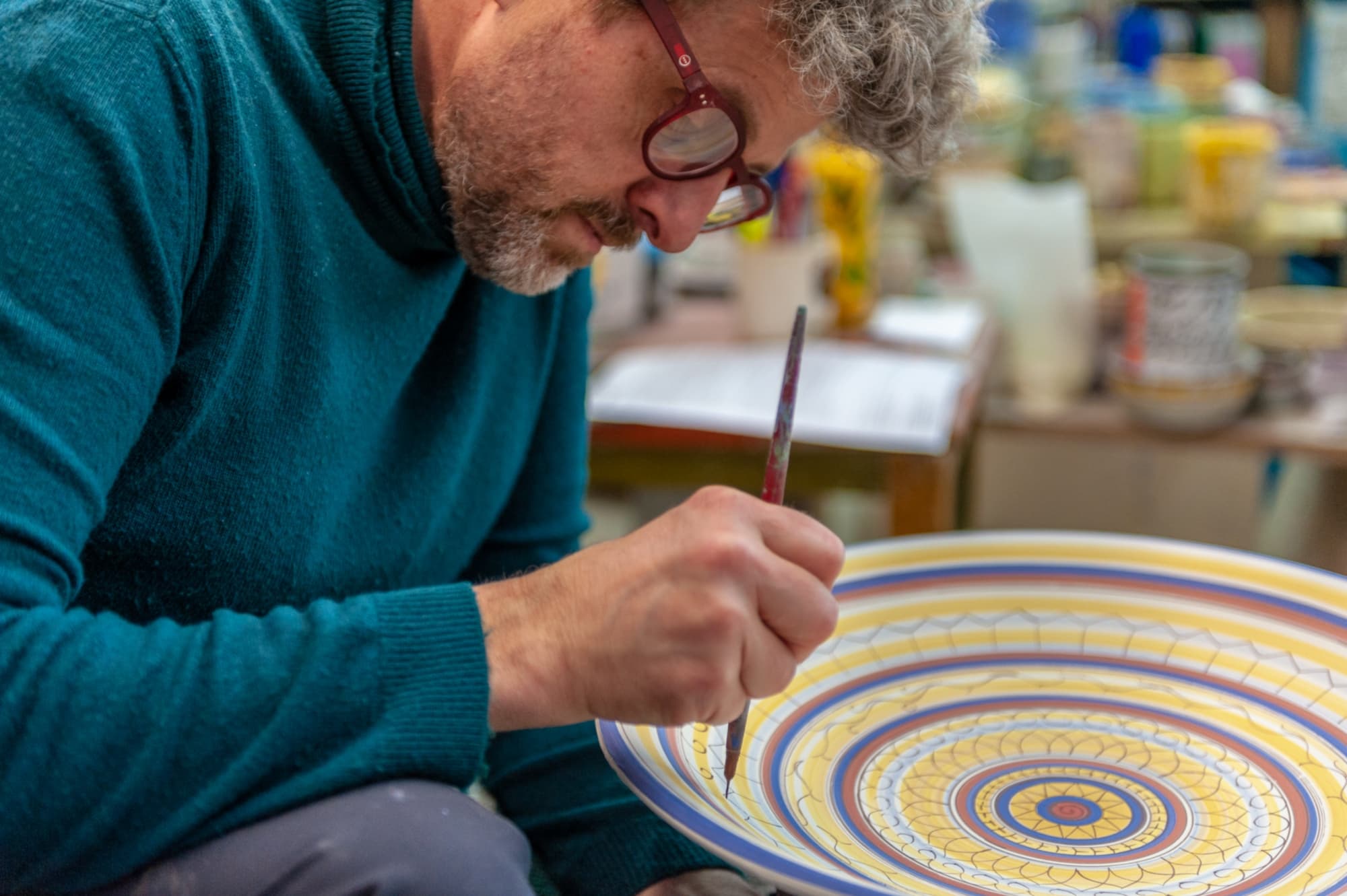 Montelupo Fiorentino - artigiano della ceramica che decora un piatto