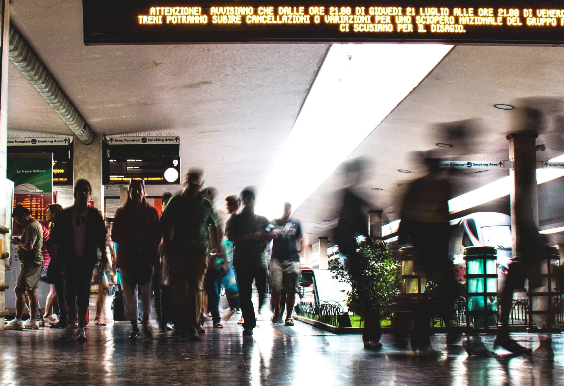 Das geschäftige Treiben auf dem Bahnhof von Florenz