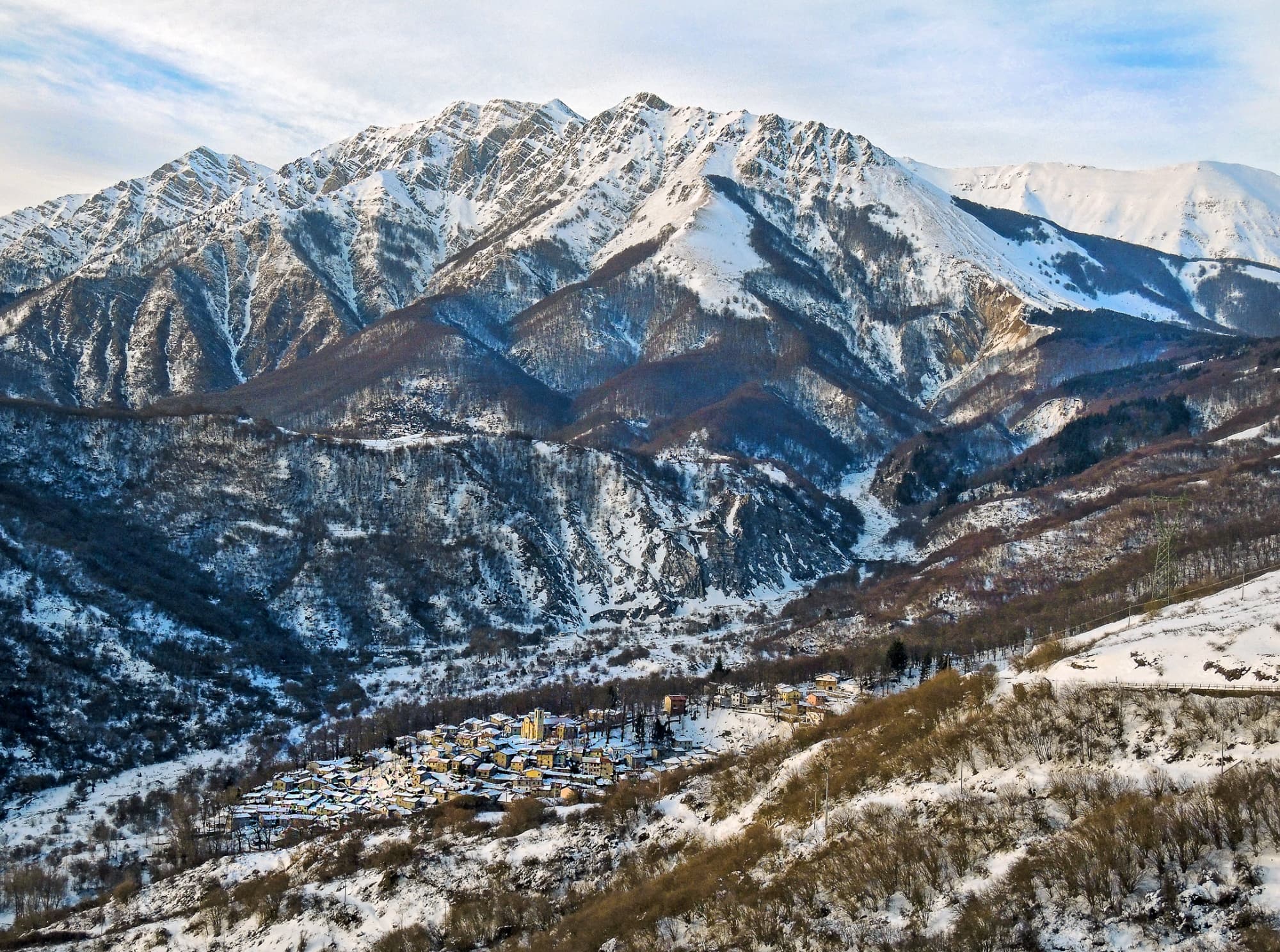 Montañas nevadas de los Apeninos Tosco-Ligures