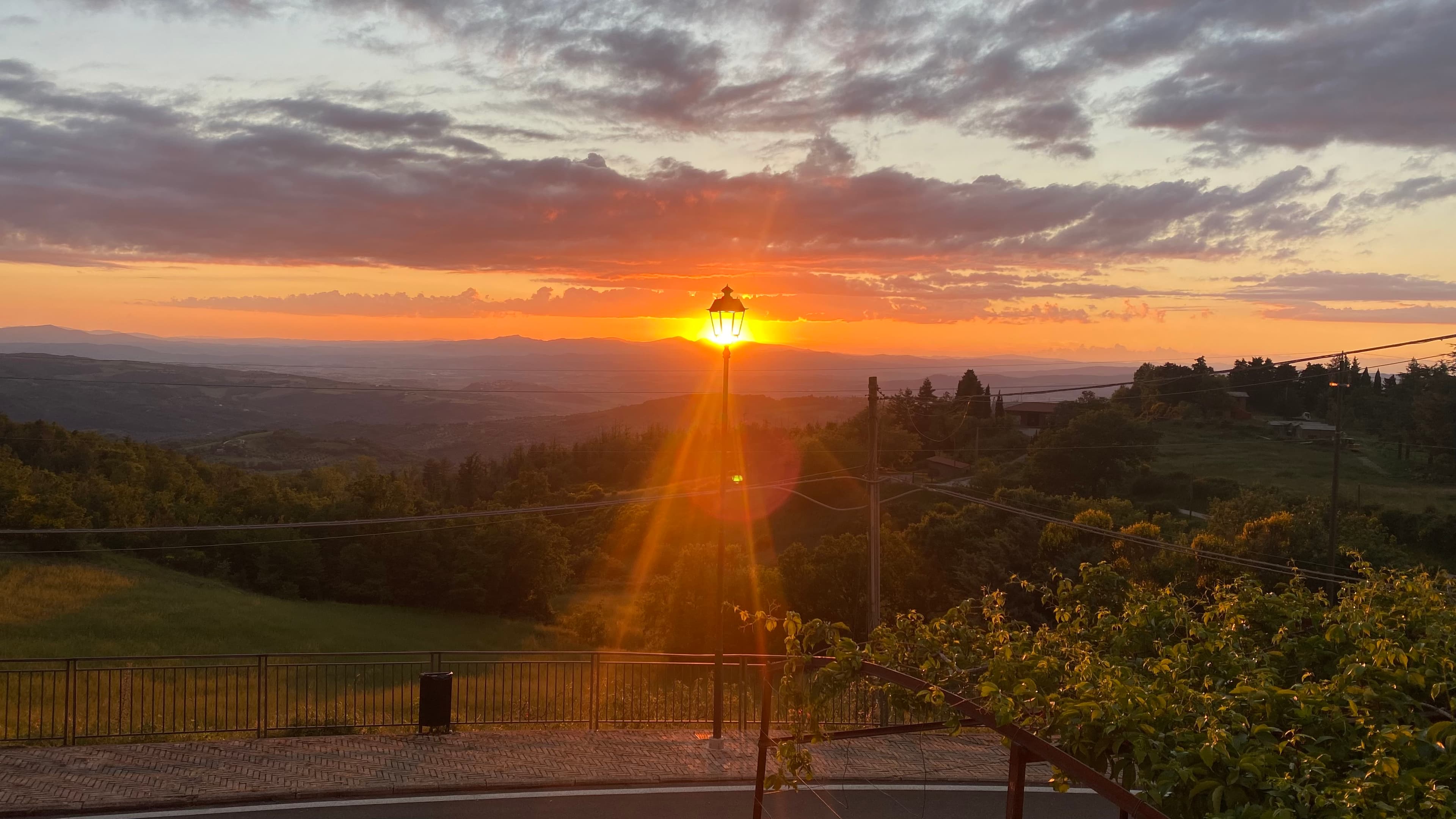 Vista panoramica ritratta è compatibile con quella visibile dalla zona di Pescina nel comune di Seggiano, in provincia di Grosseto.