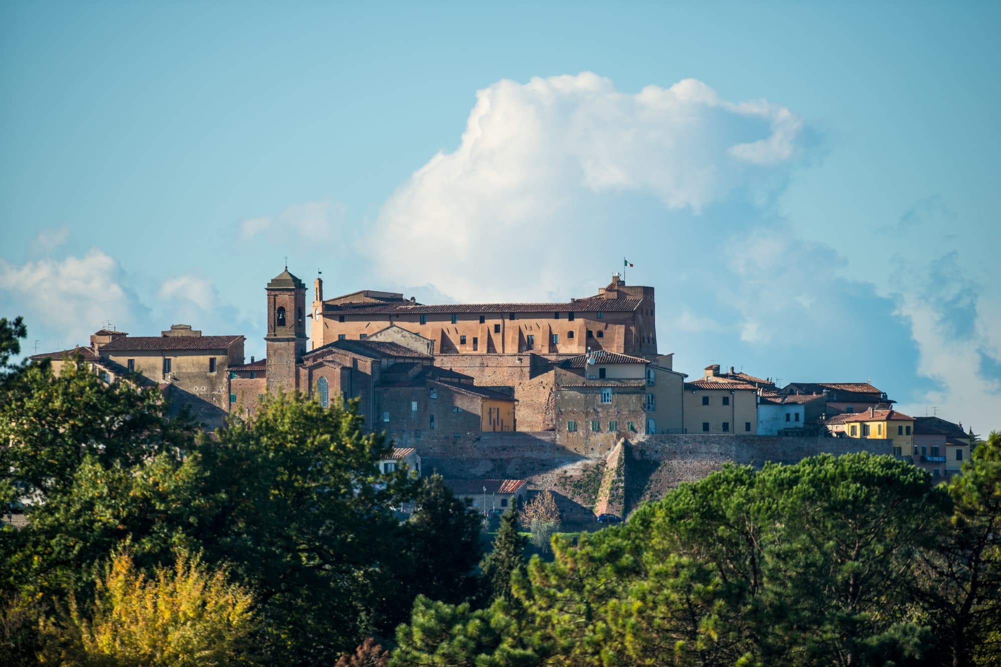 Veduta panoramica del castello di Lari