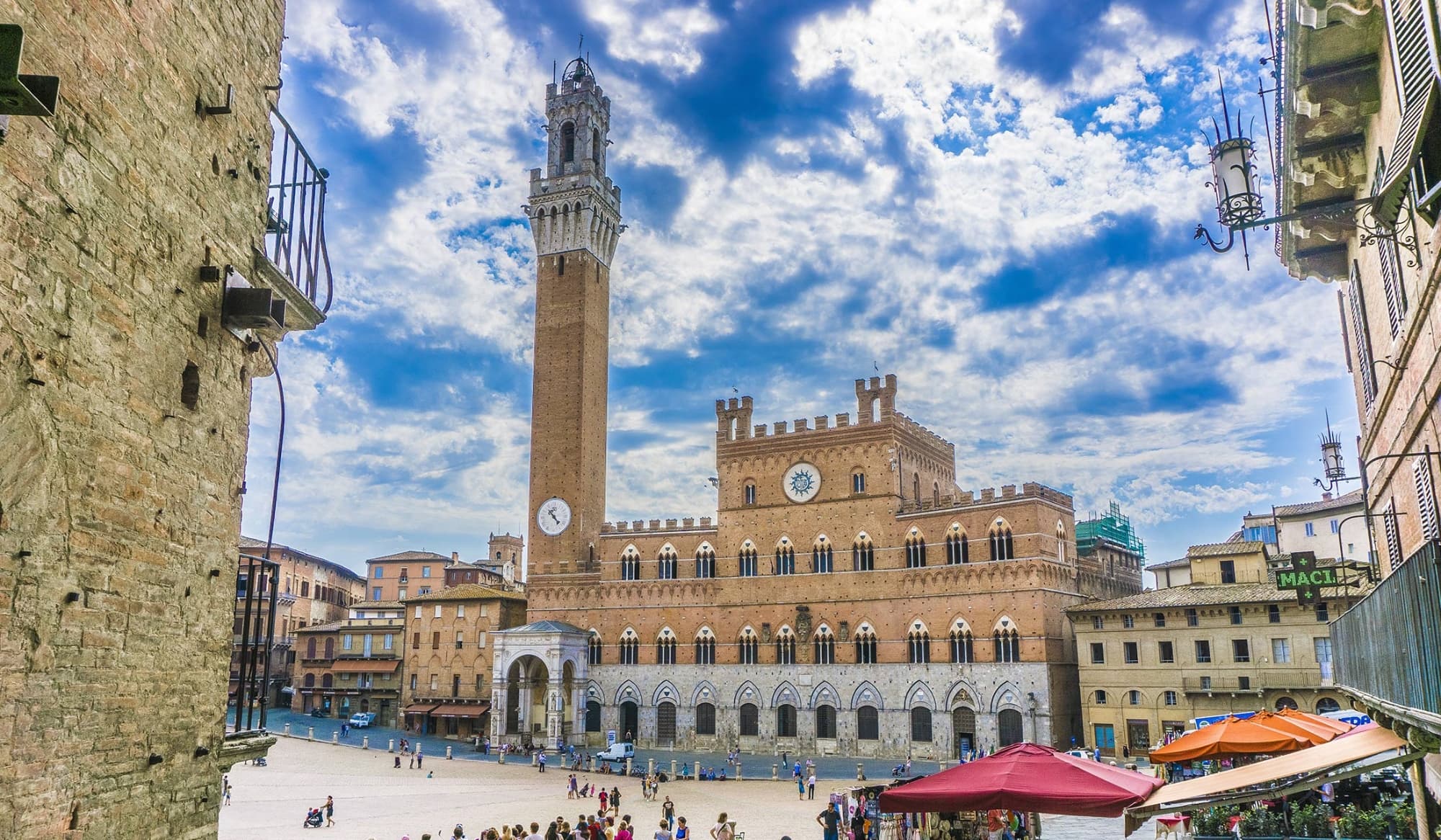 Piazza del Campo à Sienne, célèbre place médiévale en forme de coquillage
