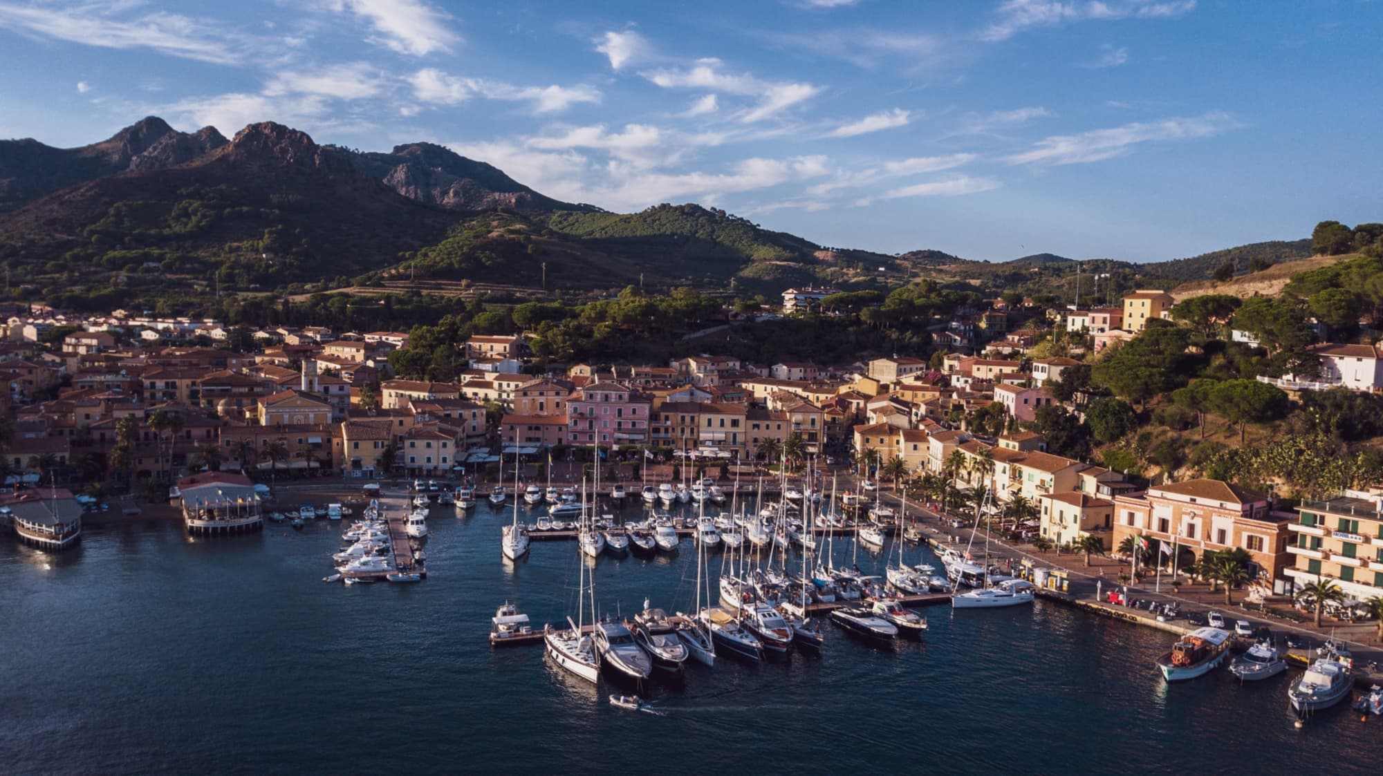 Vue de haut sur le port et le village de Porto Azzurro