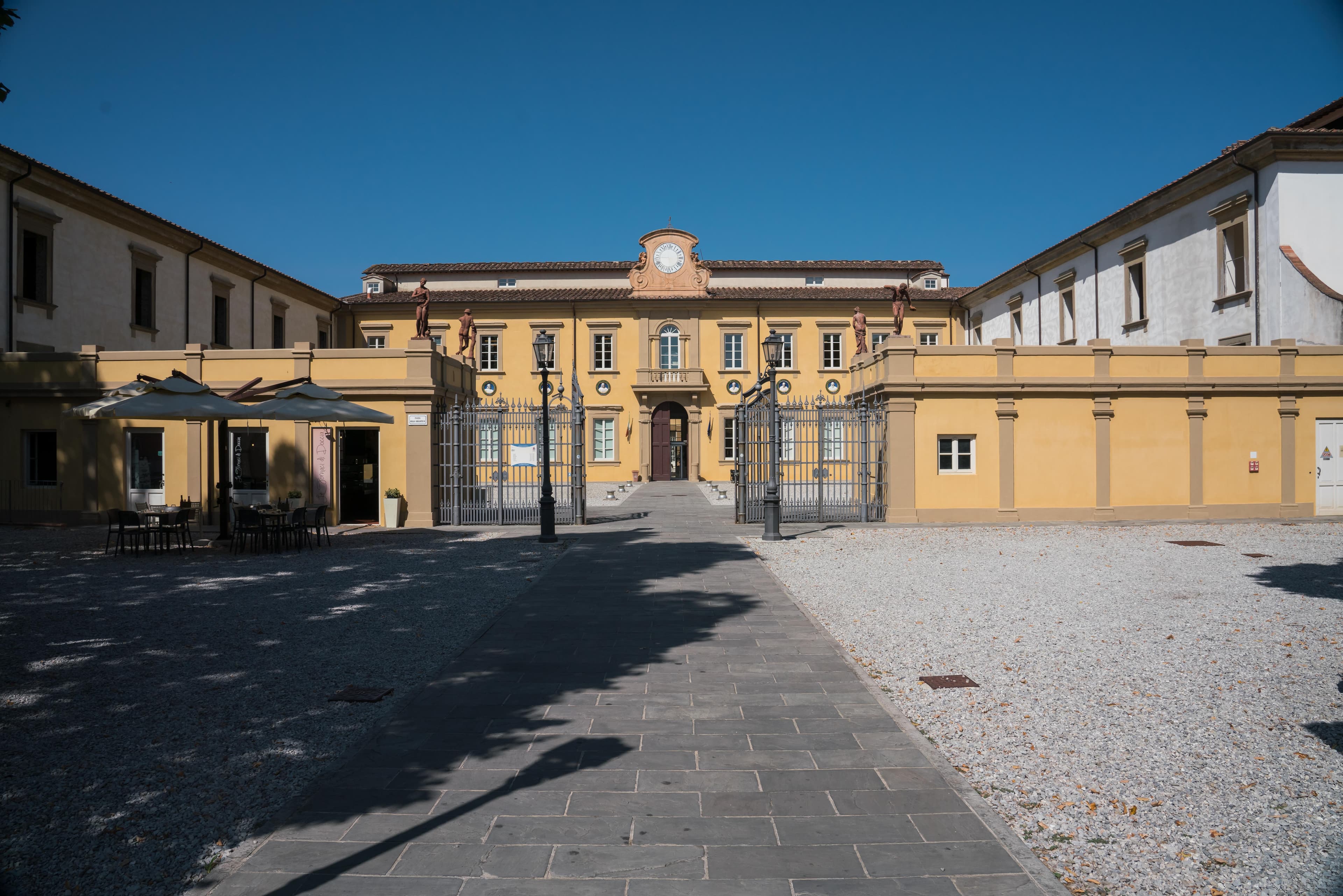 Facciata della Biblioteca Ragionieri alla Manifattura di Doccia 