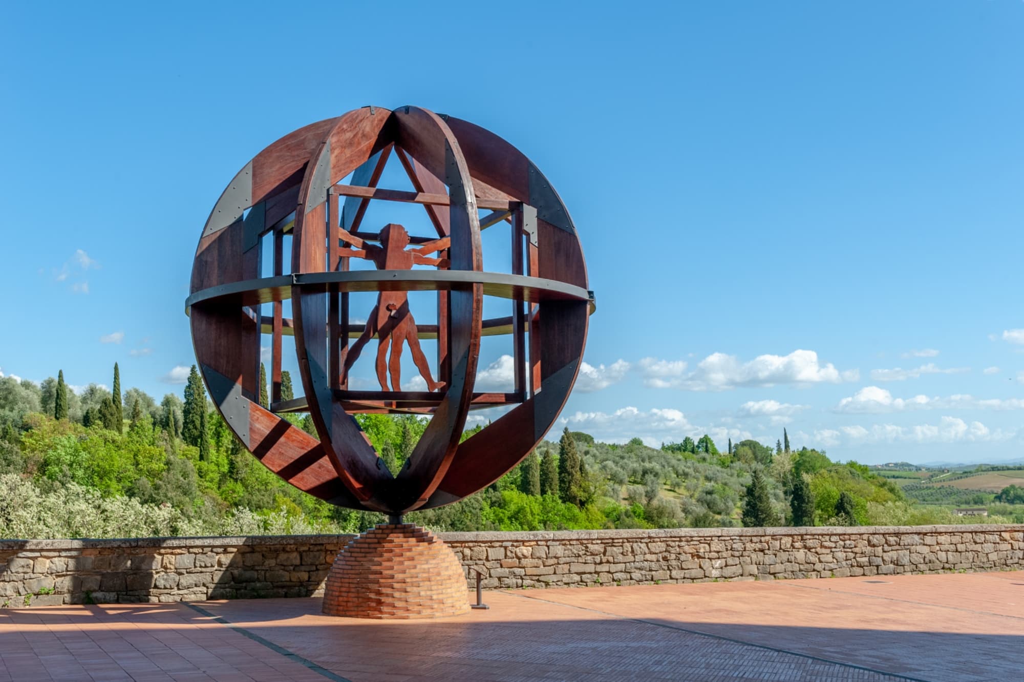 La escultura "El Hombre de Vinci", situada en el exterior del museo