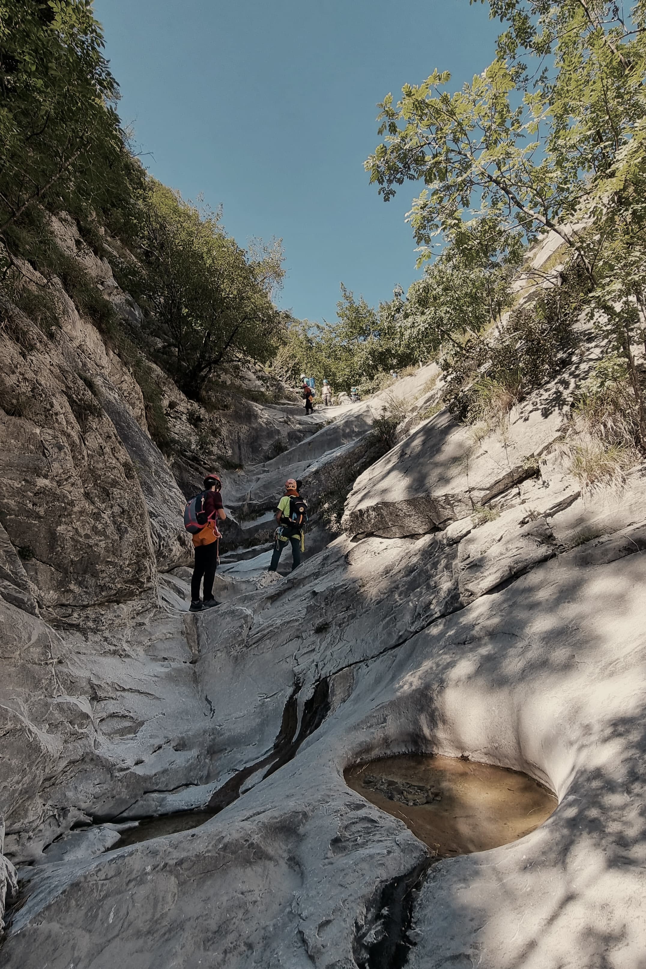 Escursionisti sulle rocce