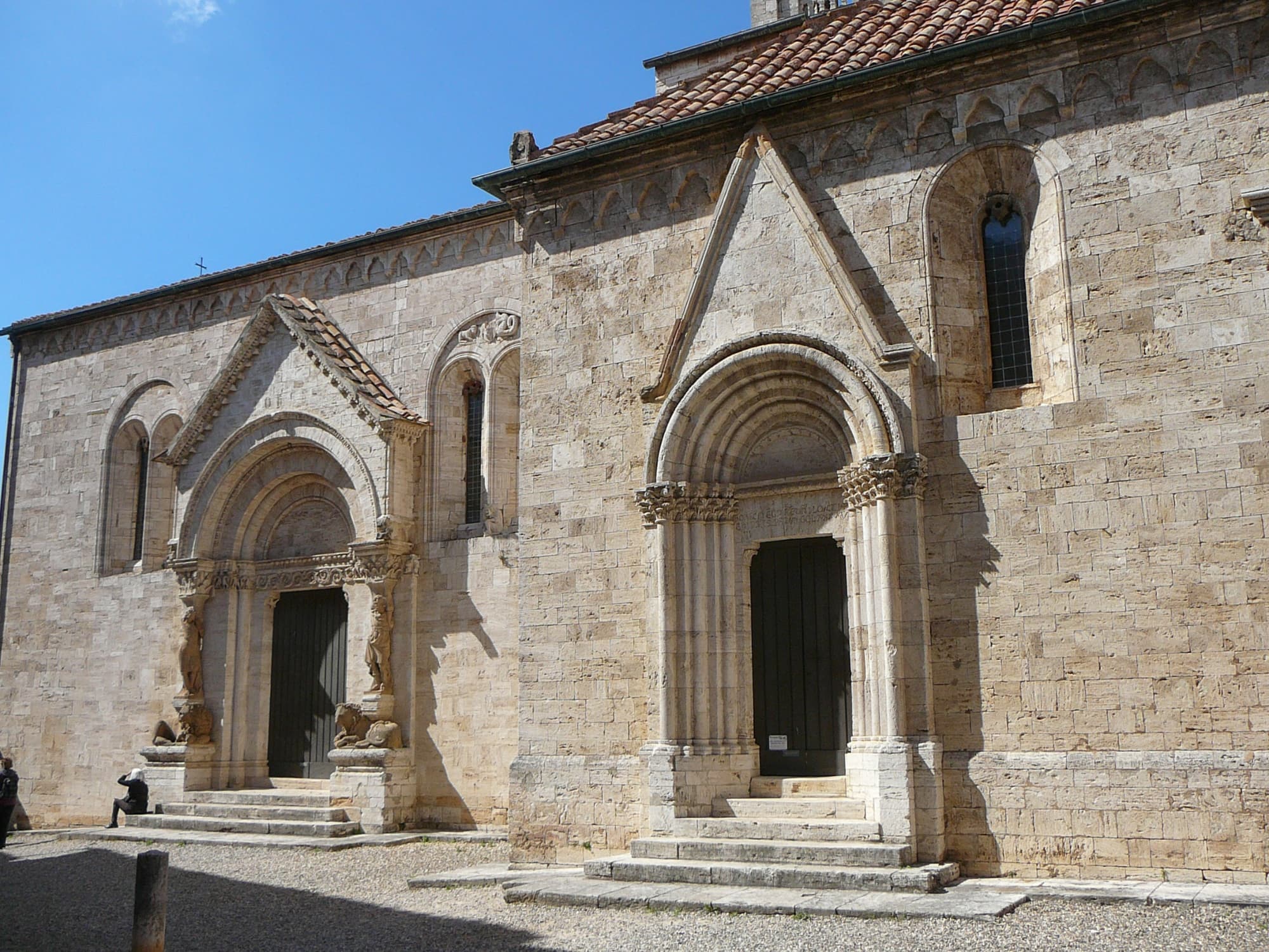 Die beiden Seitenportale der Stiftskirche