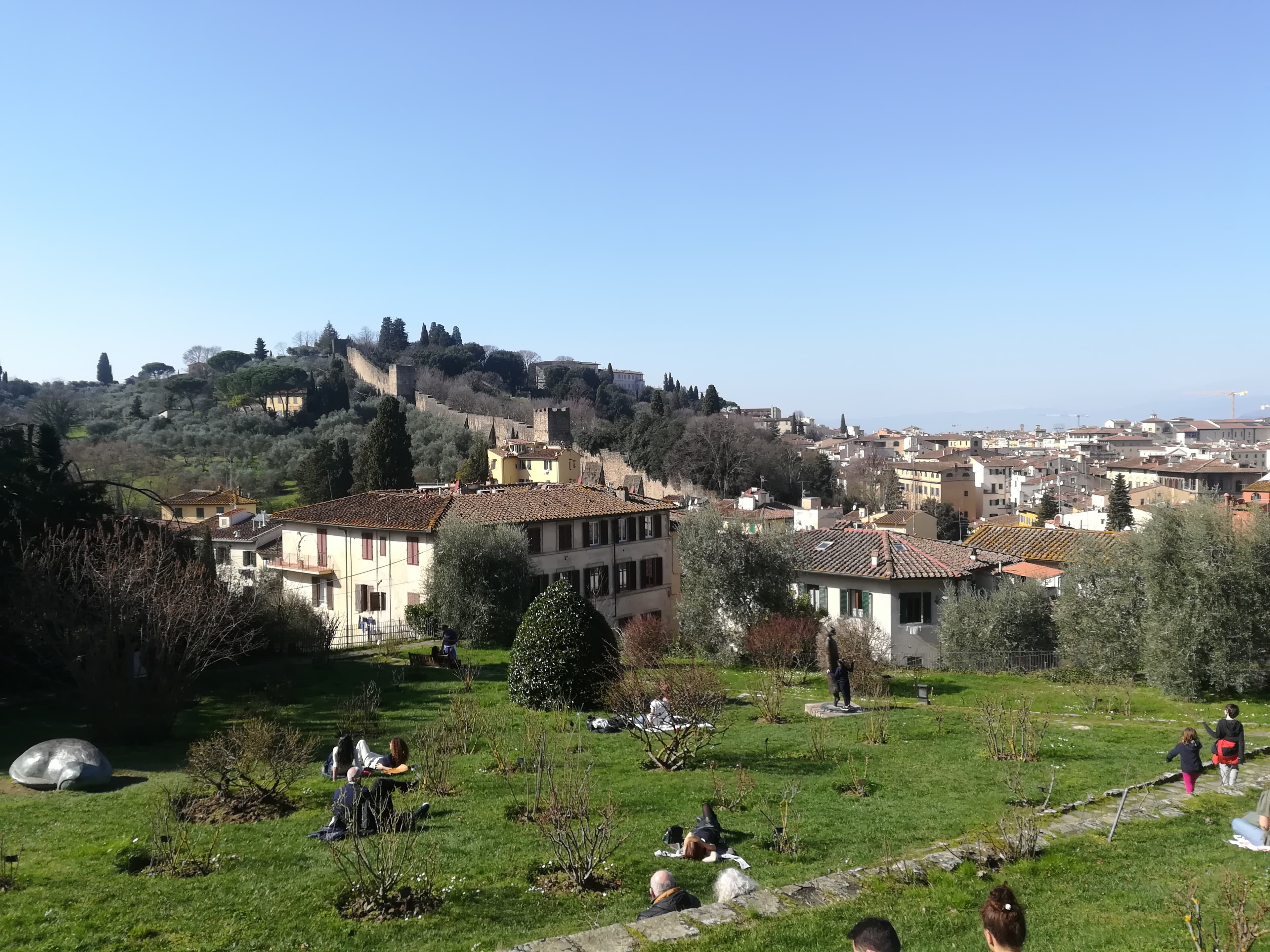 A spasso con il cane, visita guidata del giardino delle rose