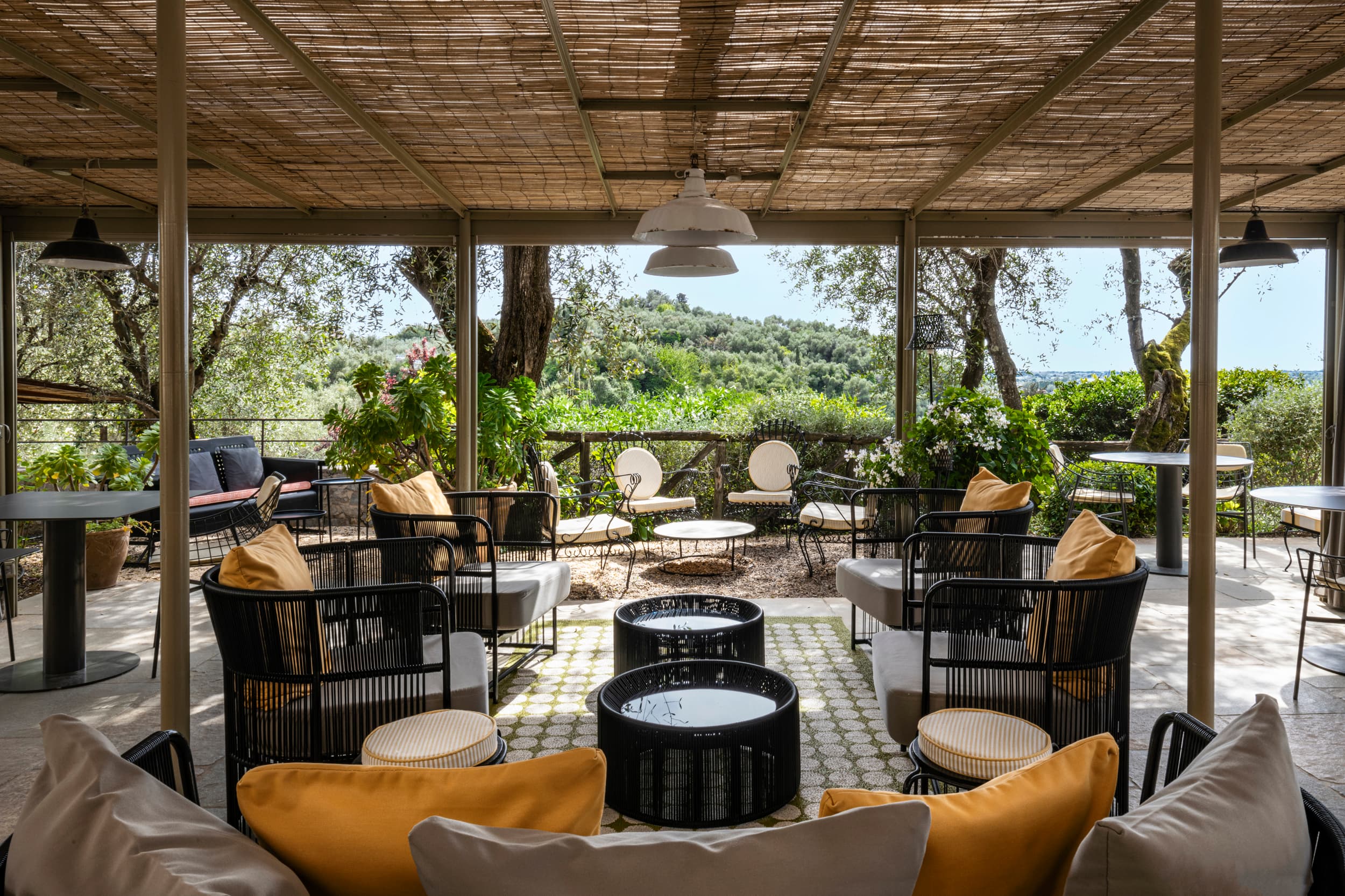 Terrazza locanda al colle, con sedie e tavolini