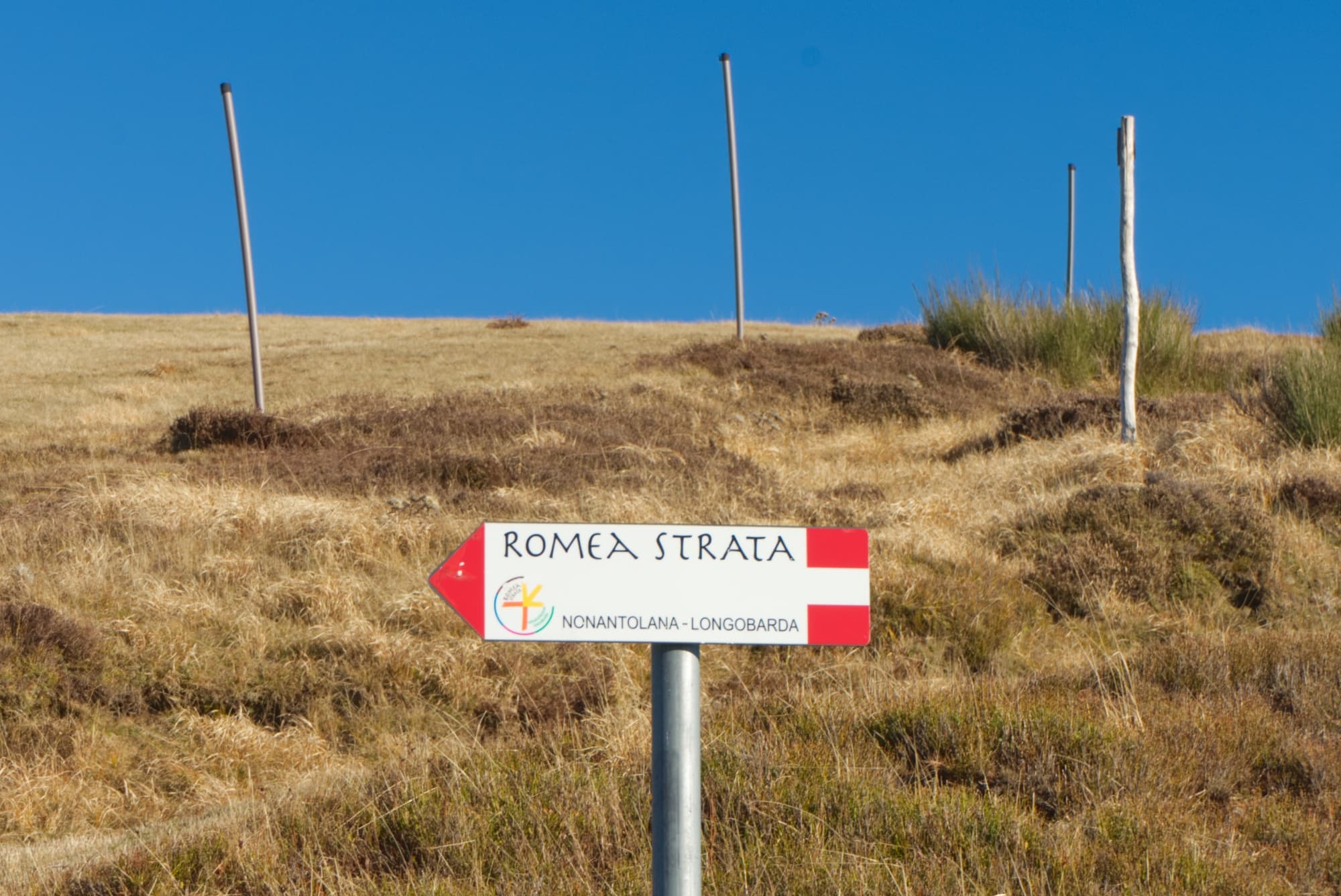 Markierung entlang der Romea Strata
