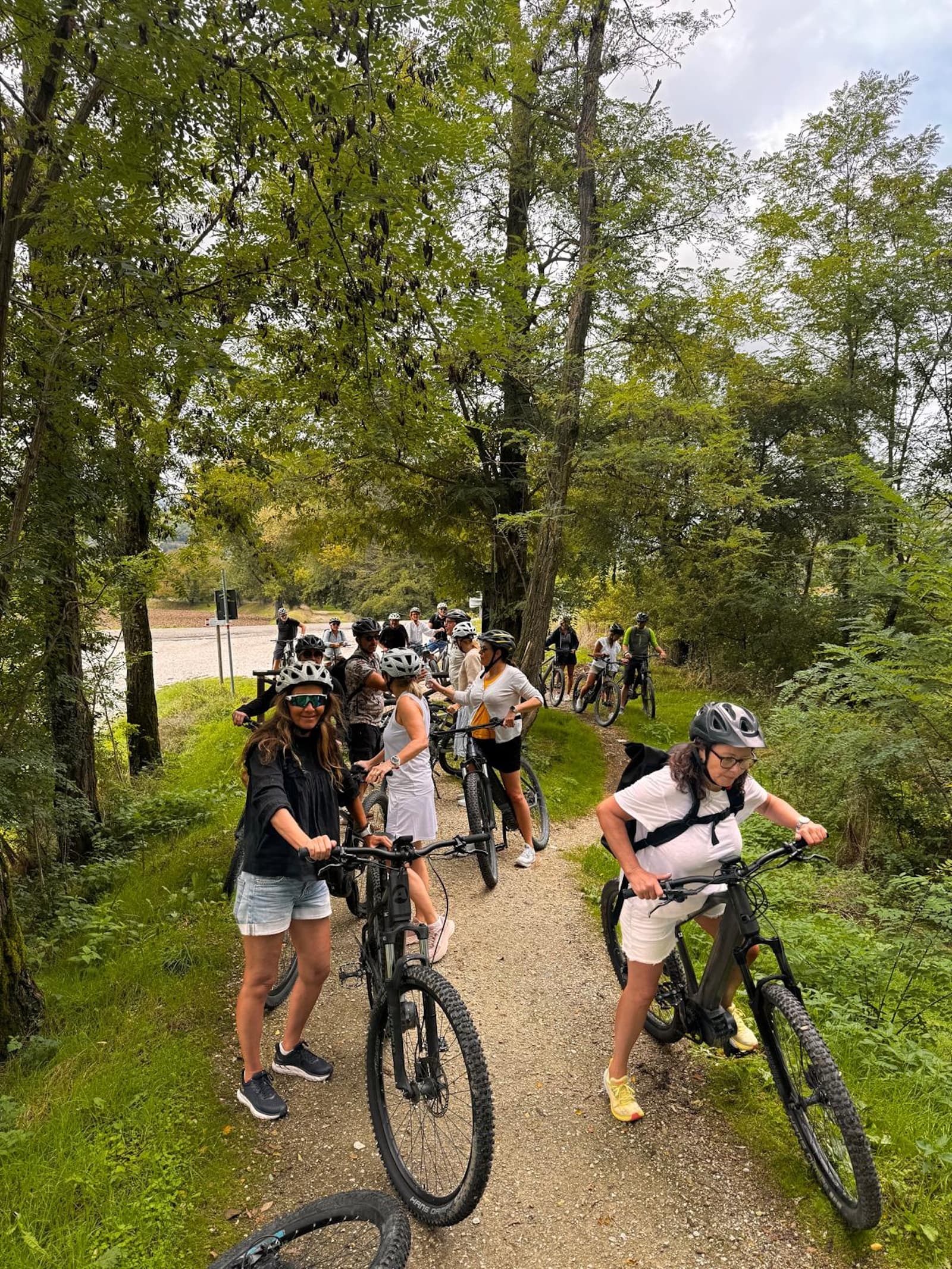 Rad fahrende Personen im Naturpark Foreste Casentinesi