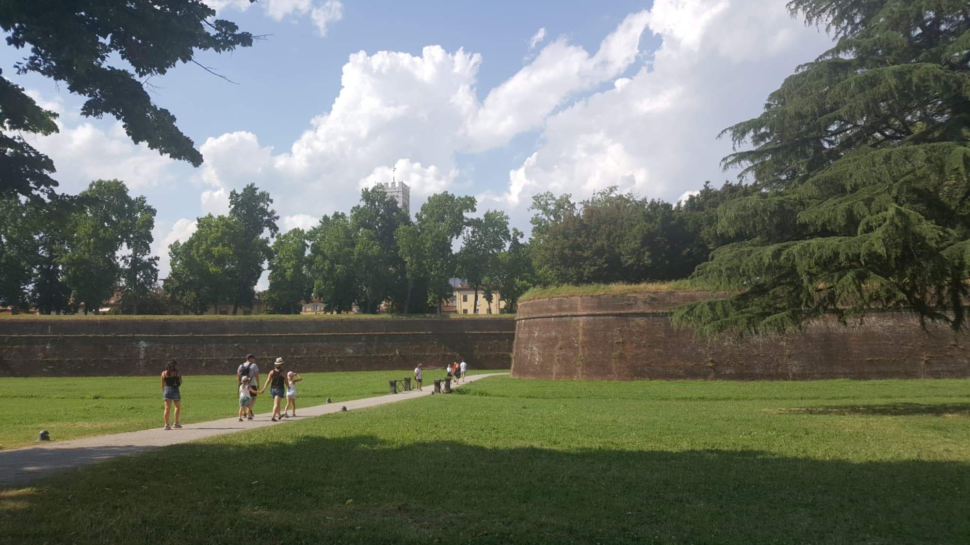 Die Renaissance-Mauern von Lucca, umgeben vom Grün, heute zu einem von Bäumen gesäumten Panoramaspaziergang rund um die Altstadt umgestaltet