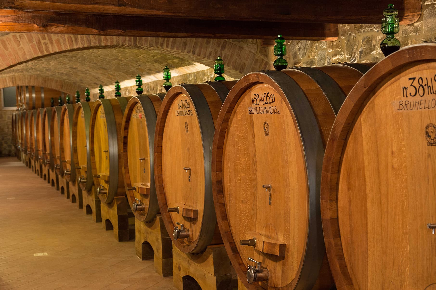Cave avec des tonneaux de Brunello di Montalcino.