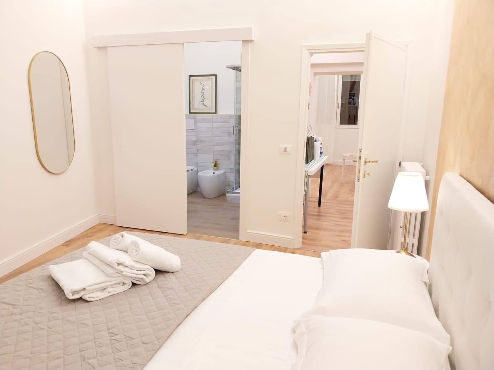 Double room with en-suite bathroom (shower), private balcony, air conditioning and Wi-Fi, near the centre of Florence 