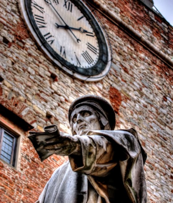 Estatua de Francesco Datini esculpida por Antonio Garella en el 1896
