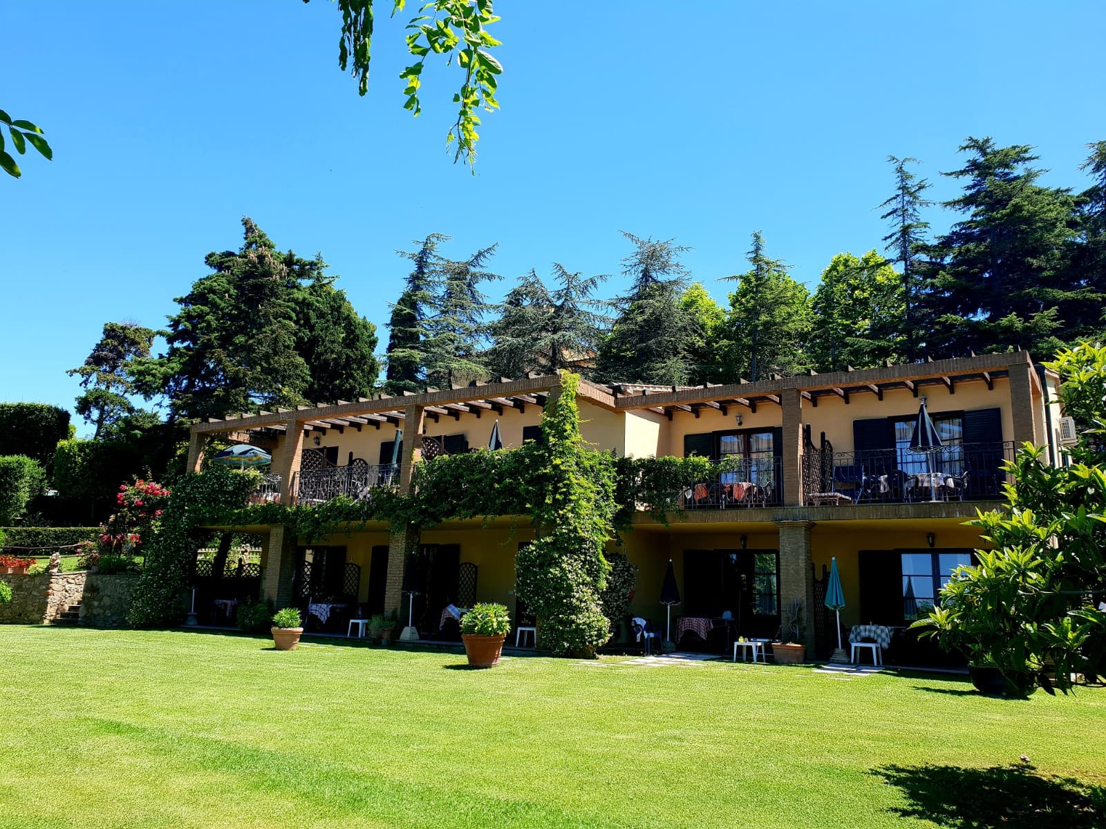 Appartamenti bilocali all'interno del giardino del Residence Villa Elena
