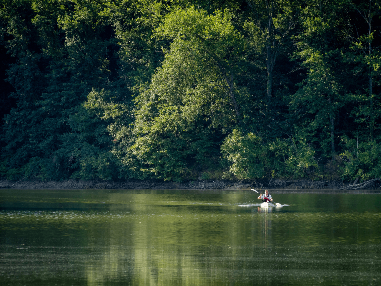 Una persona in kayak nel lago di San Cipriano