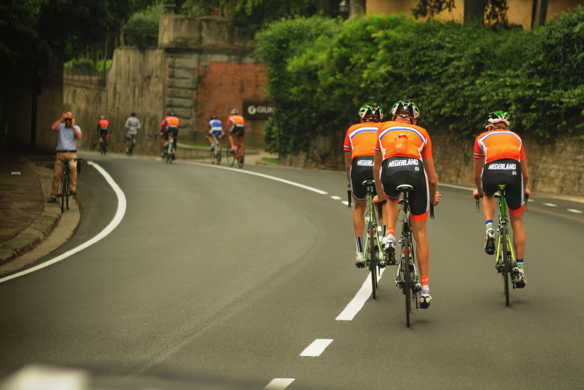 Ciclisti in gara durante i Campionati Mondiali di Ciclismo 2013 in Toscana.
