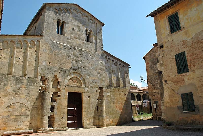 Facciata dell'abbazia di Abbadia a Isola