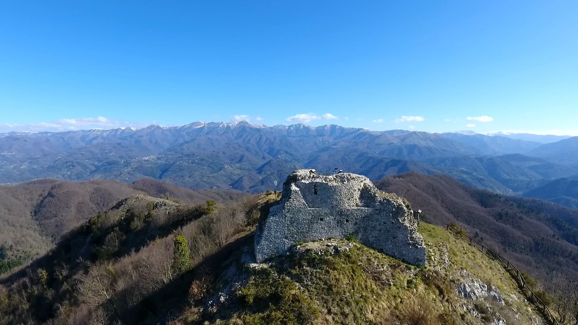 Vista panoramica della Torre del Bargiglio, immersa nella natura