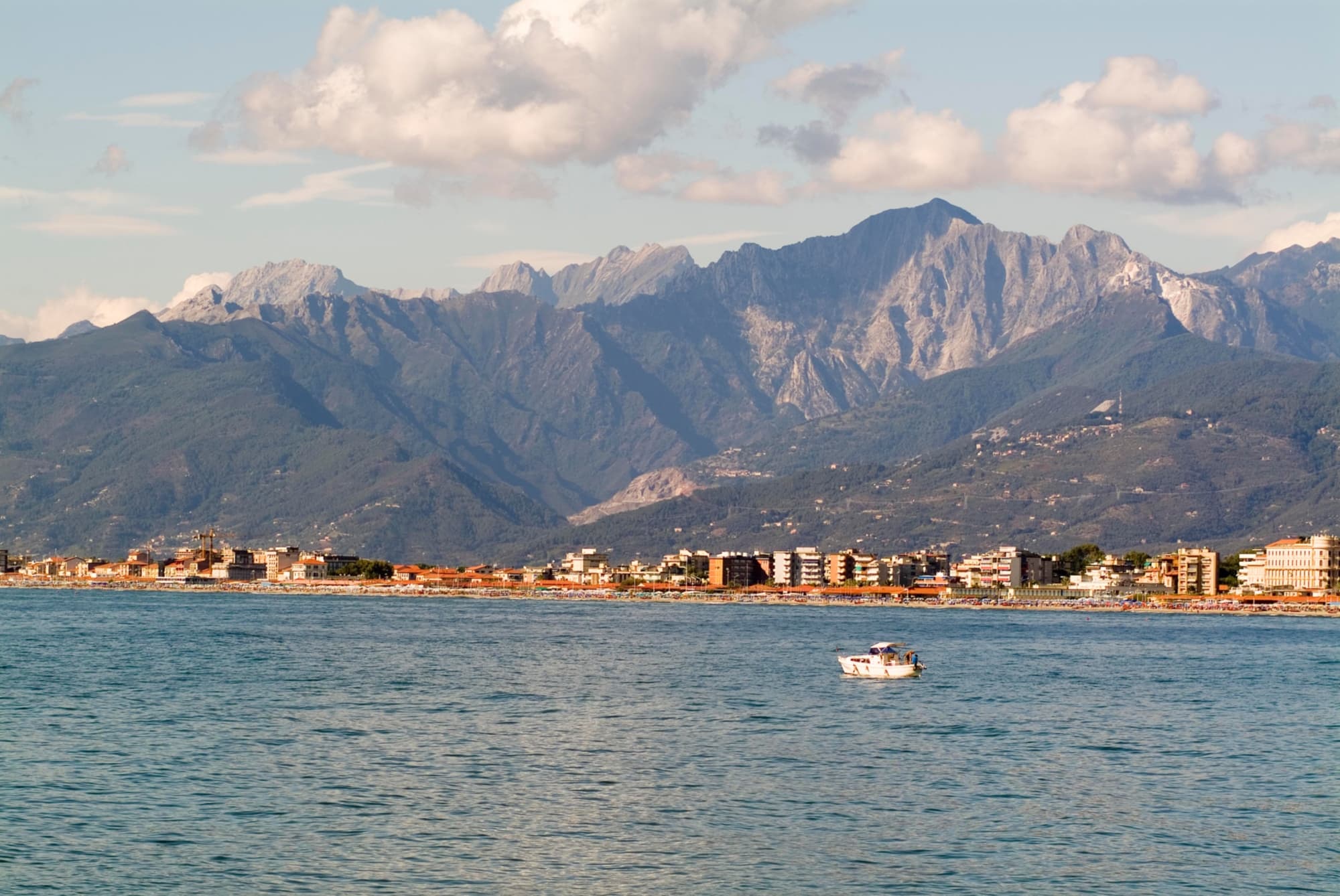 Viareggio circondata dalle Apuane