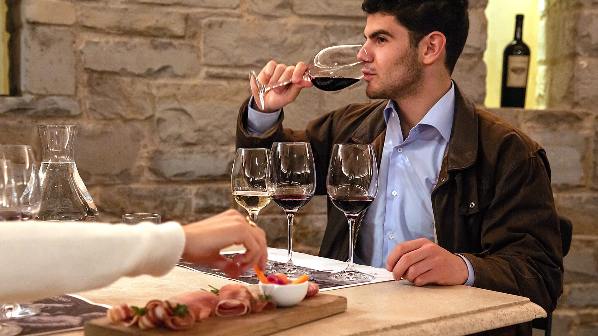 Visita presso la cantina della famiglia Ferragamo: perfetta per amanti del vino e della moda, menù gourmet con abbinamento vini biologici