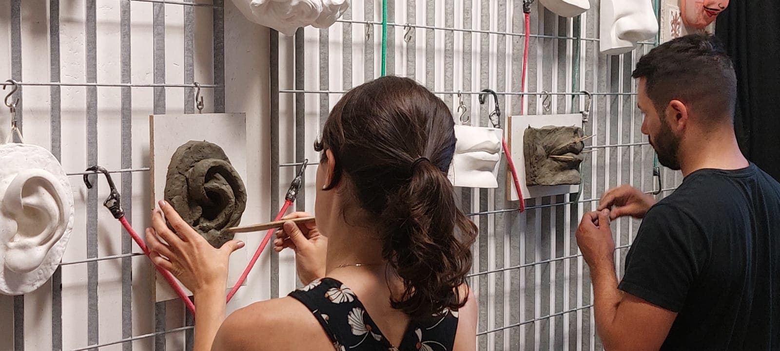 Dettaglio di modellazione in argilla durante workshop di scultura a Firenze