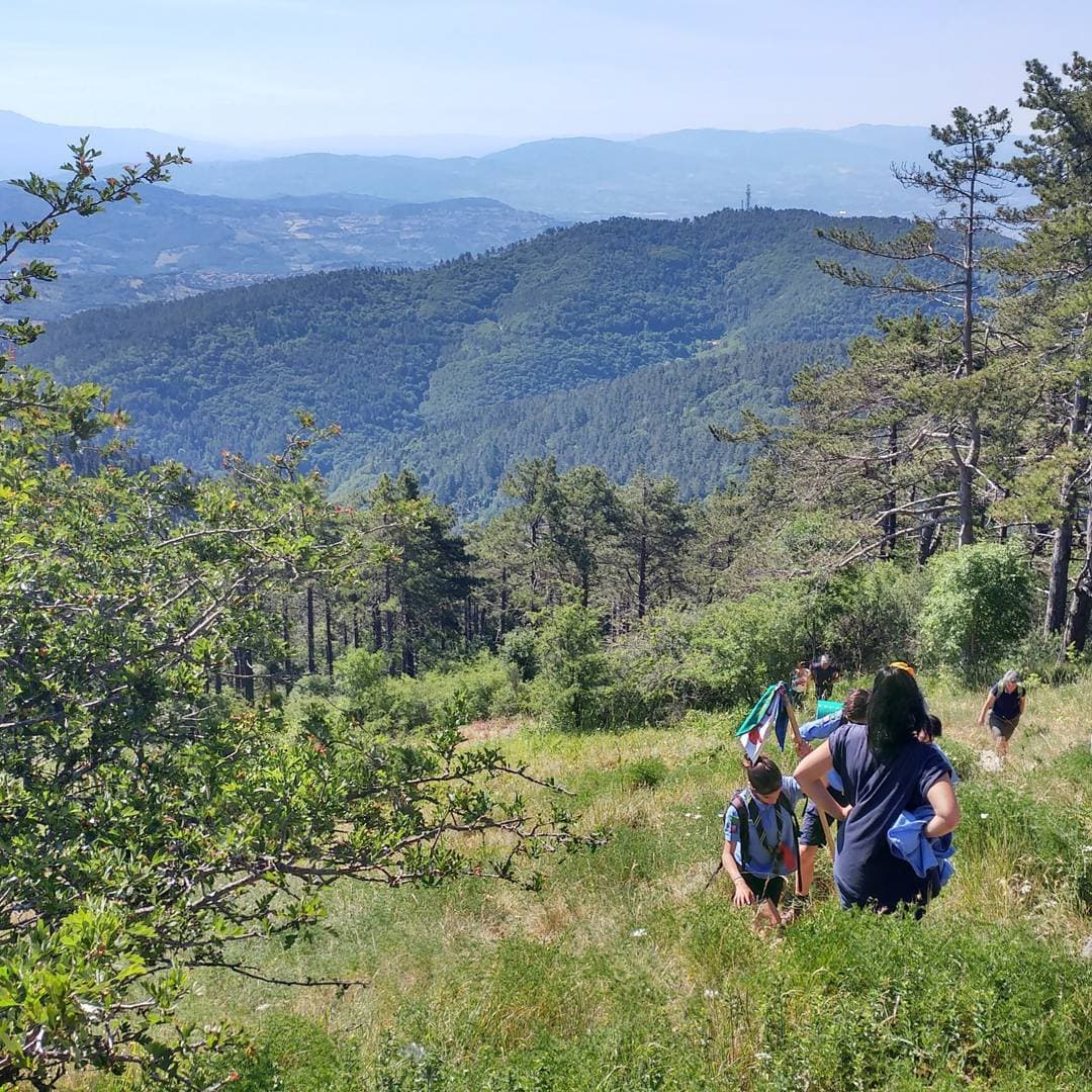 Randonneurs en route vers l’un des sommets du Mont Morello