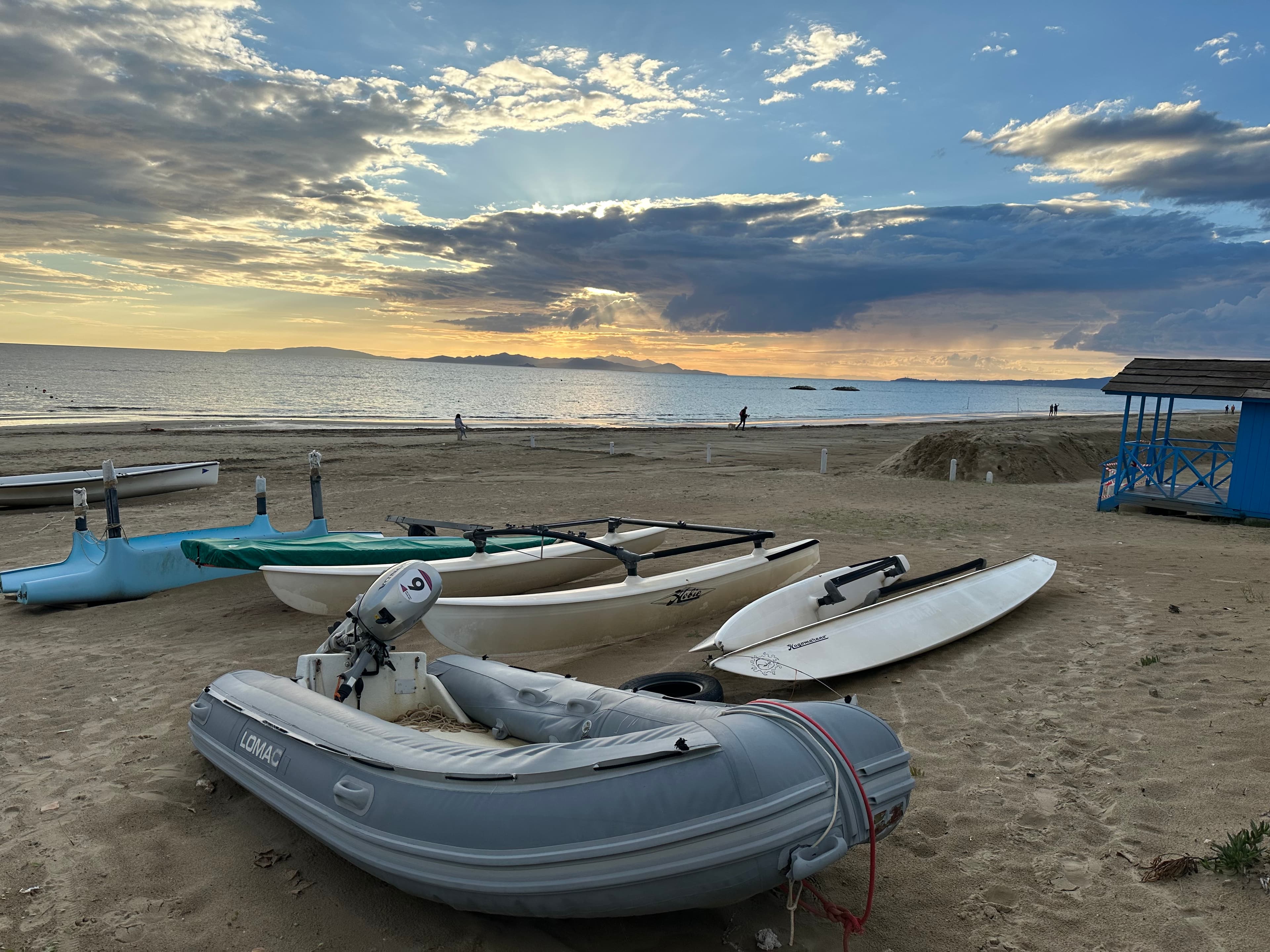 Piccole imbarcazioni sulla spiaggia di Follonica al tramonto.  12
