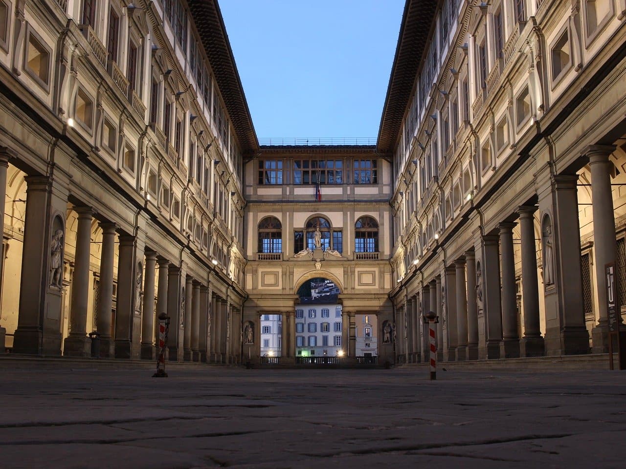 Außenansicht der Uffizien bei Sonnenuntergang