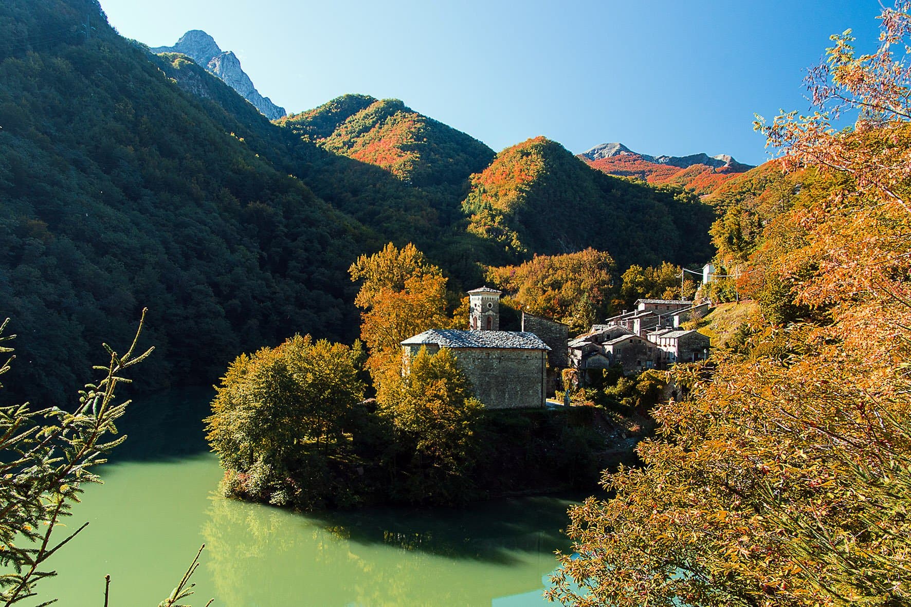 Isola Santa d'autunno