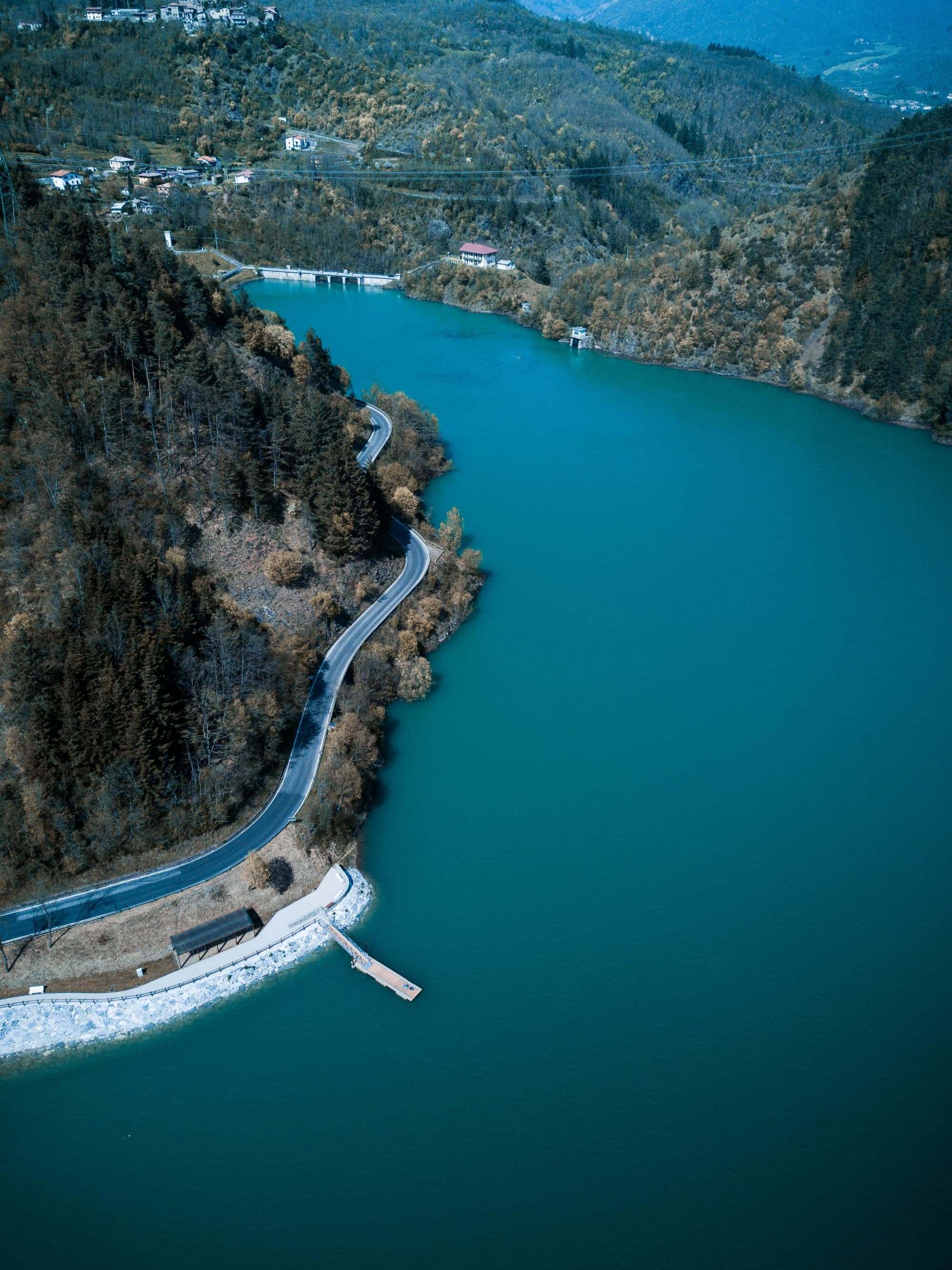 La strada che costeggia il Lago di Gramolazzo