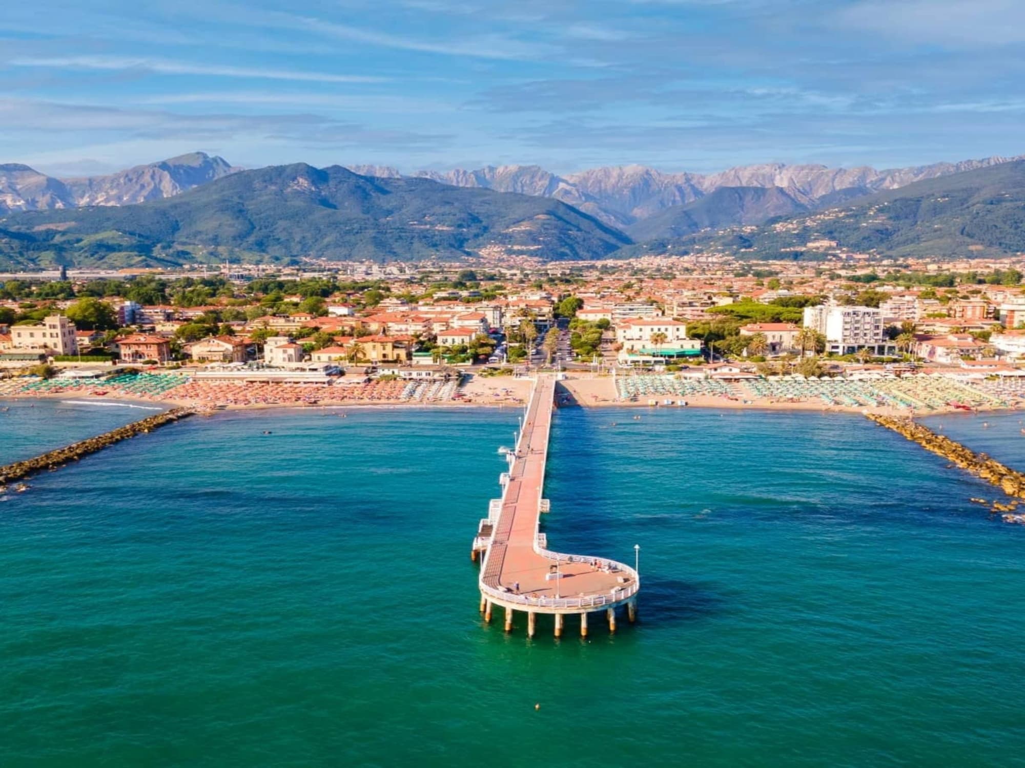 Vue du haut de la jetée panoramique de Marina di Massa