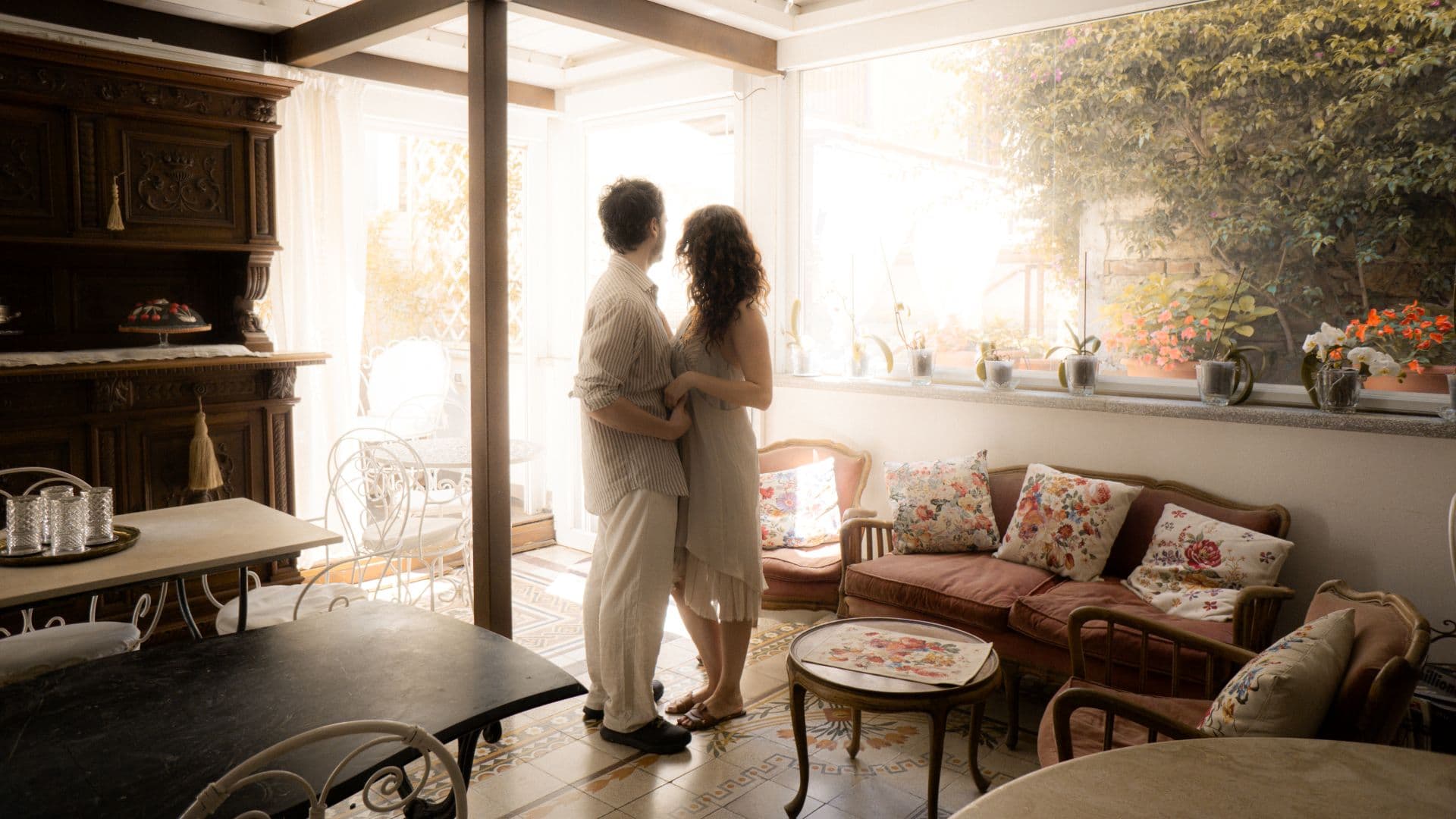 Una coppia vive un momento di quiete nella Domus Socolatae Residenza d'Epoca Charming B&B di Follonica. Un soggiorno romantico tra eleganza Liberty, atmosfera storica, benessere e autenticità nel cuore della Costa della Maremma Toscana.