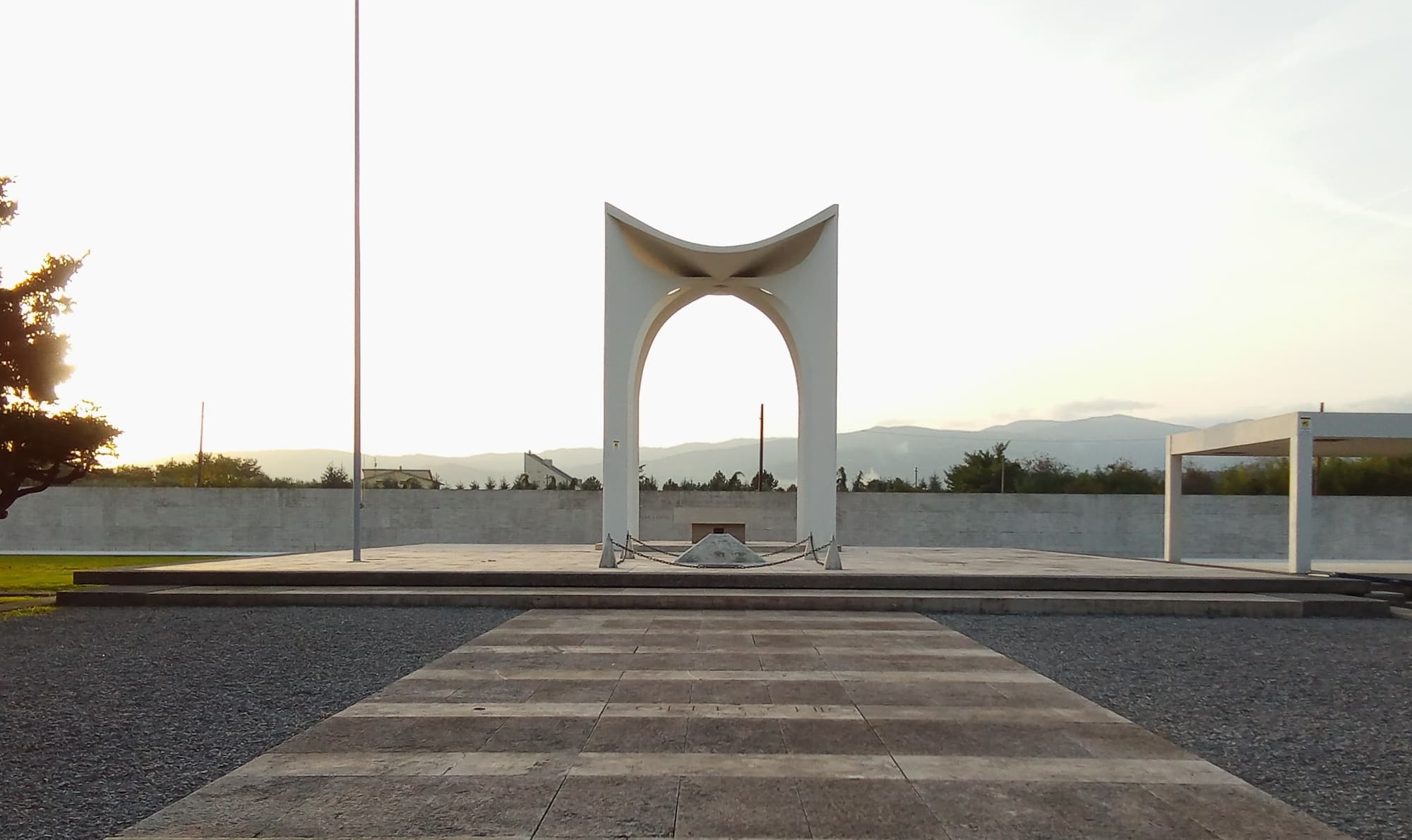 The main entryway to the Military Votive Brazilian Monument in Pistoia. At the base is the aedicule standing at 36 feet (11 meters).