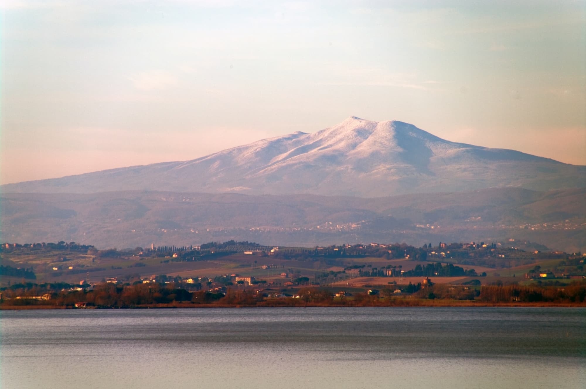 Panorama del Monte Amiata innevato e delle colline circostanti.
