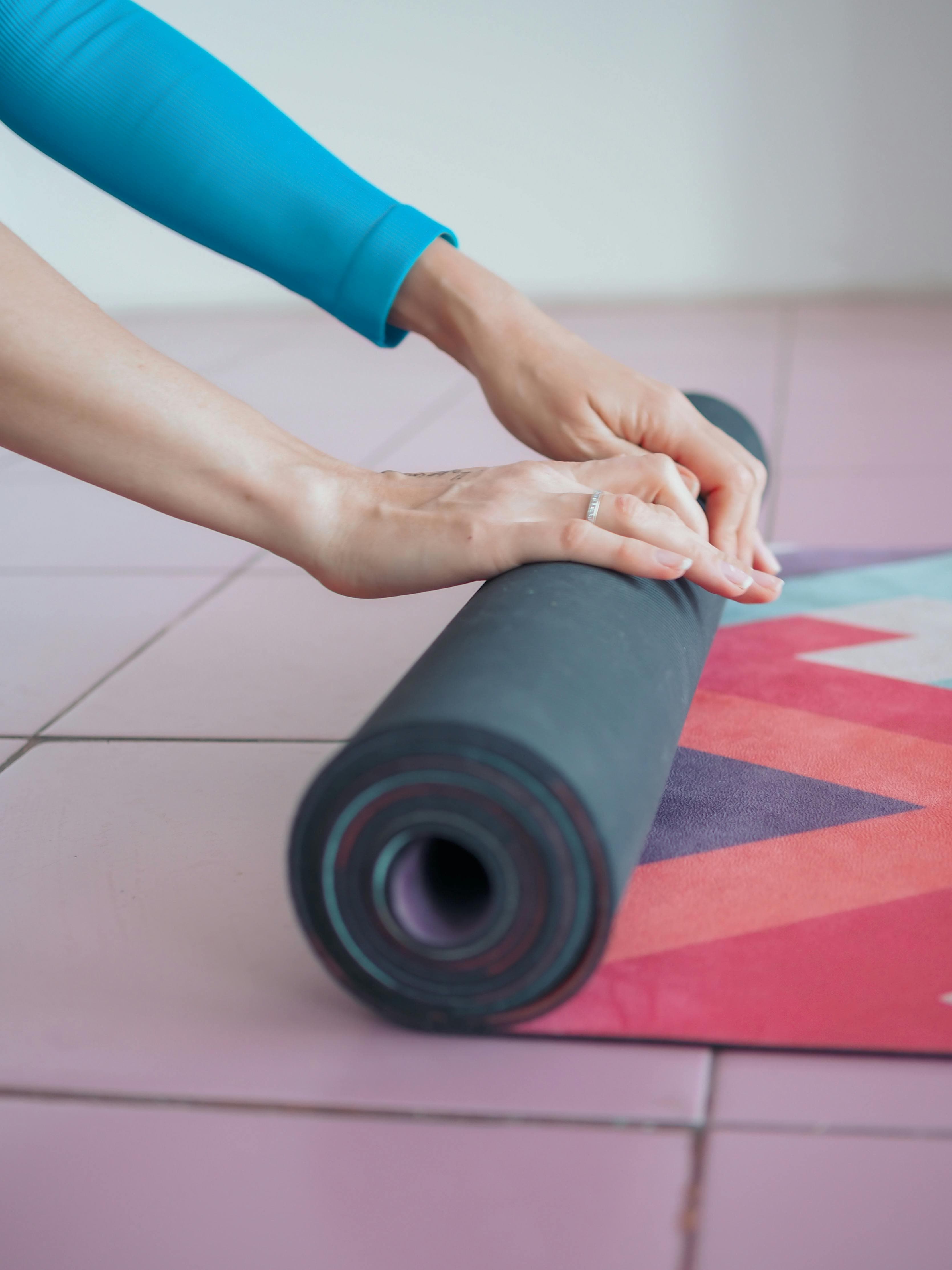 Mani su tappetino yoga