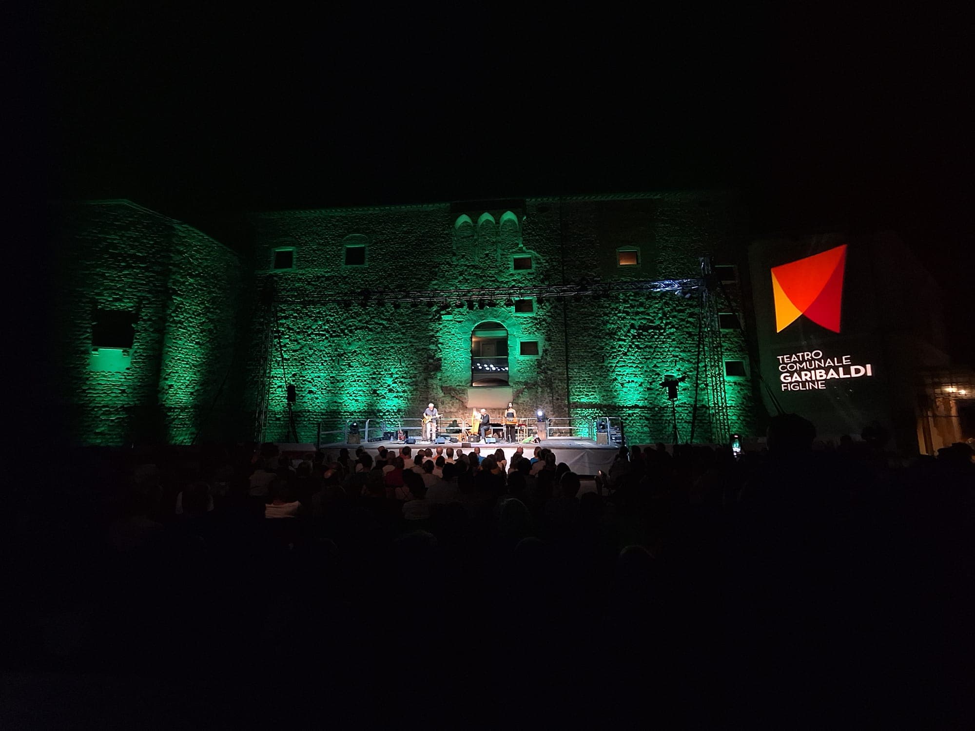 Immagine notturna di un concerto dal vivo durante l'Arena Summer Fest