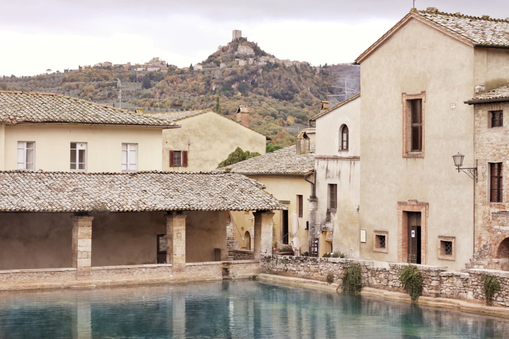 Blick auf die Piazza delle Sorgenti in Bagno Vignoni, mit dem Thermalbecken