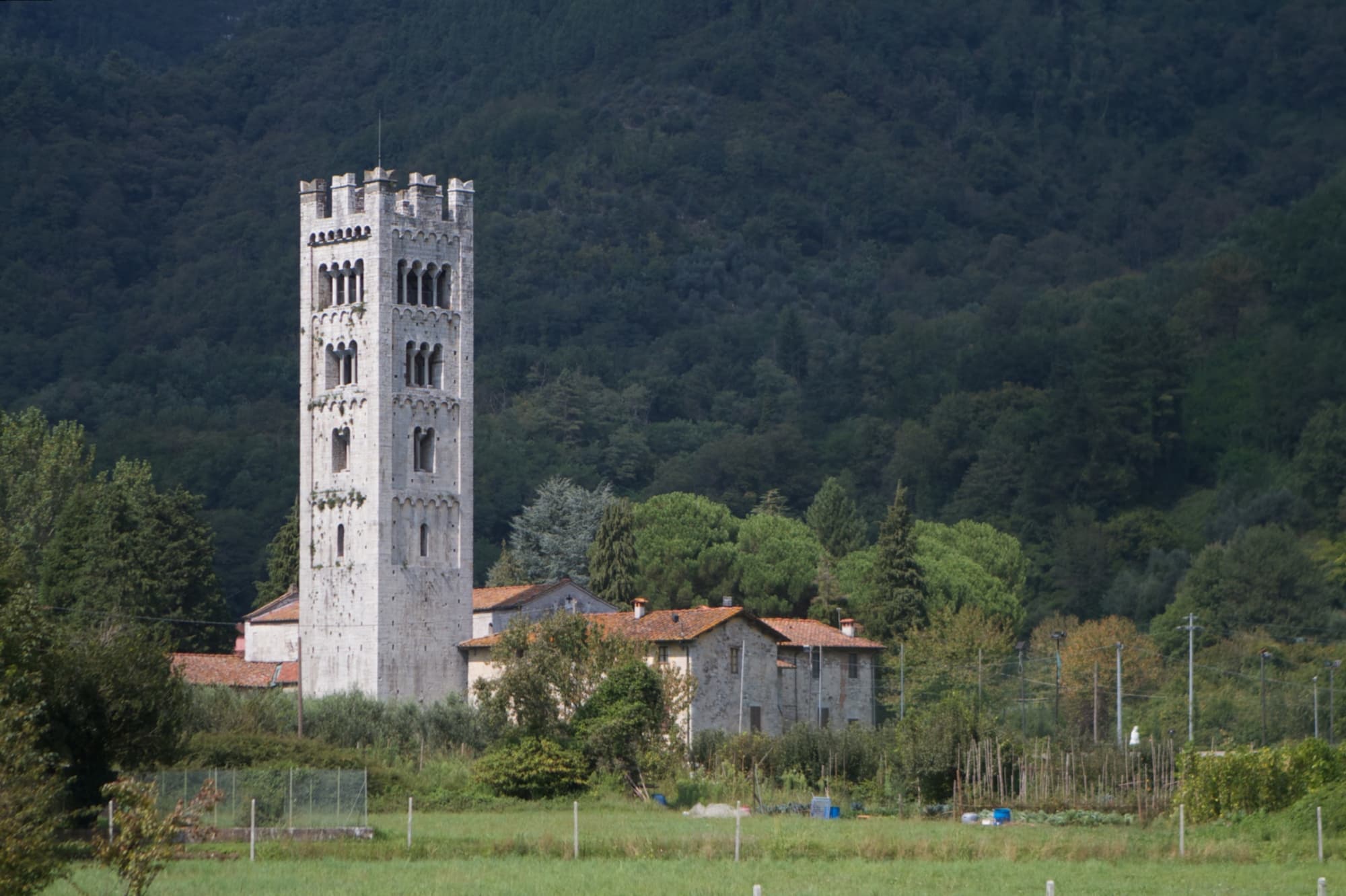 Vista della Pieve di Santa Maria con il campanile