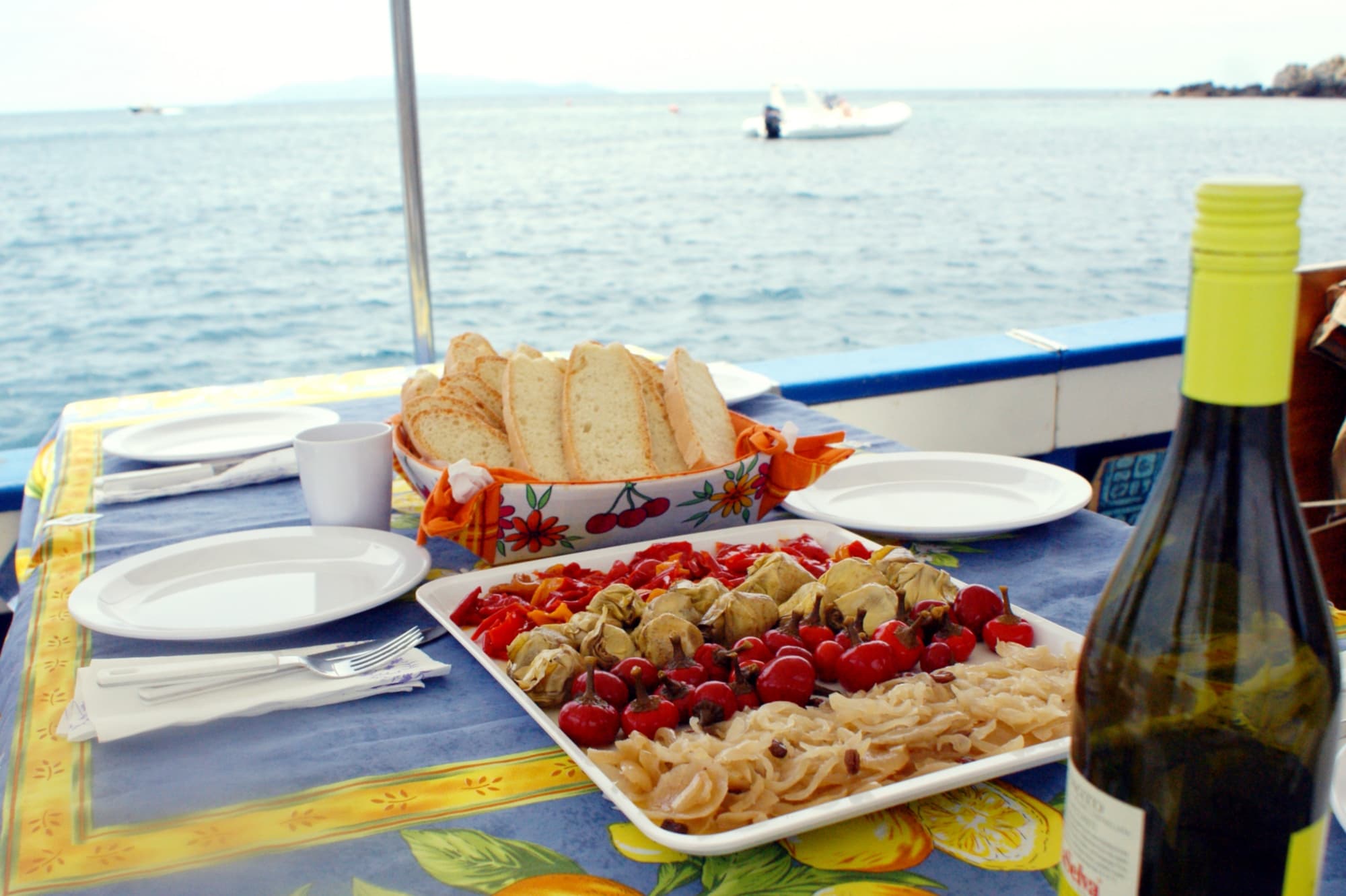 Pesce e vino sulla barca