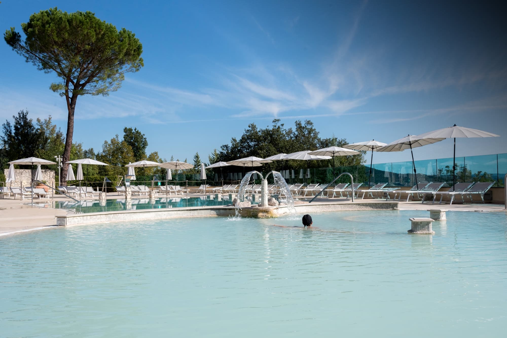 Piscina esterna di Mercure Petriolo Terme Spa a Civitella Paganico.