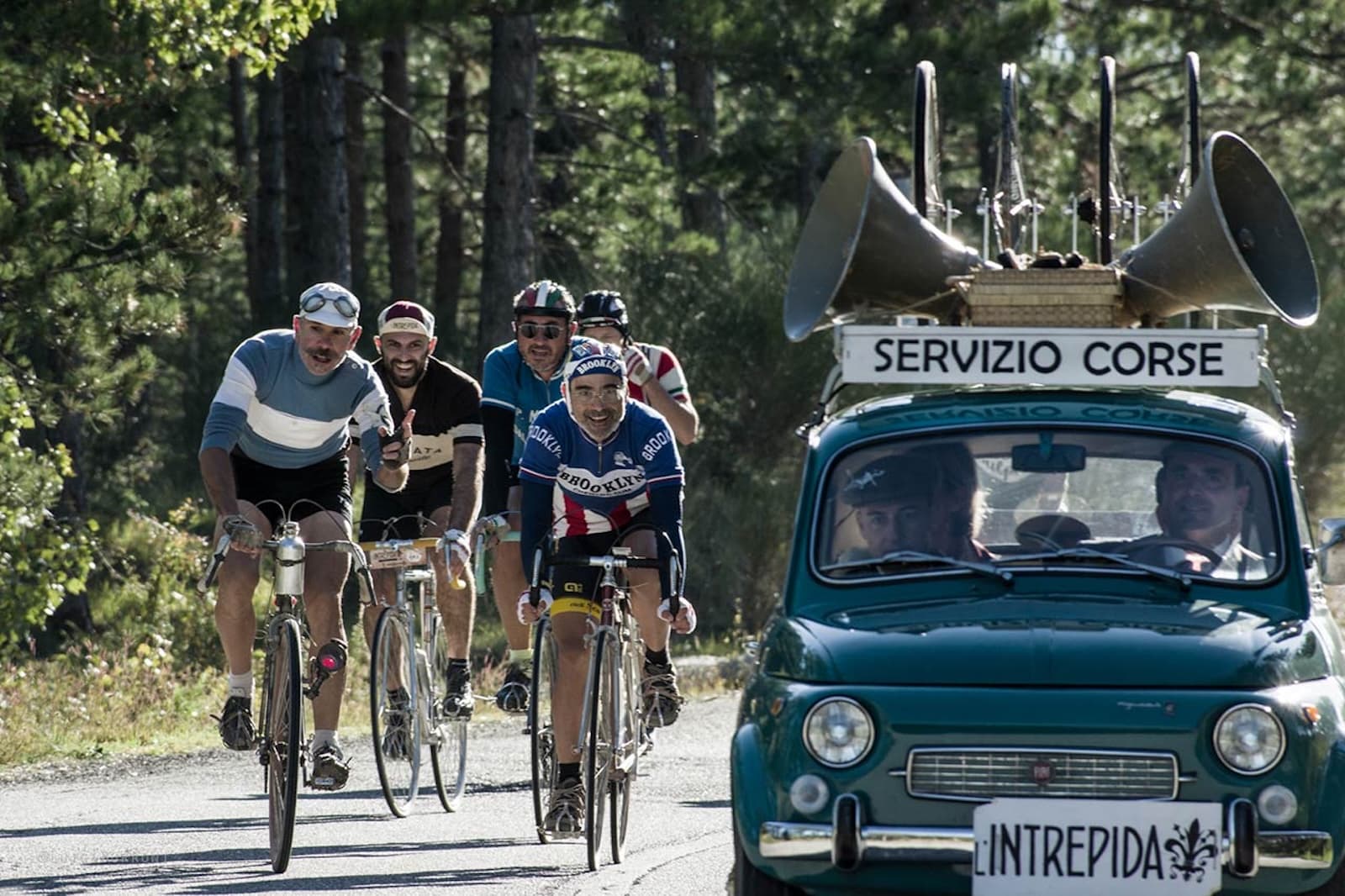 Un gruppo di ciclisti in viaggio durante L'intrepida