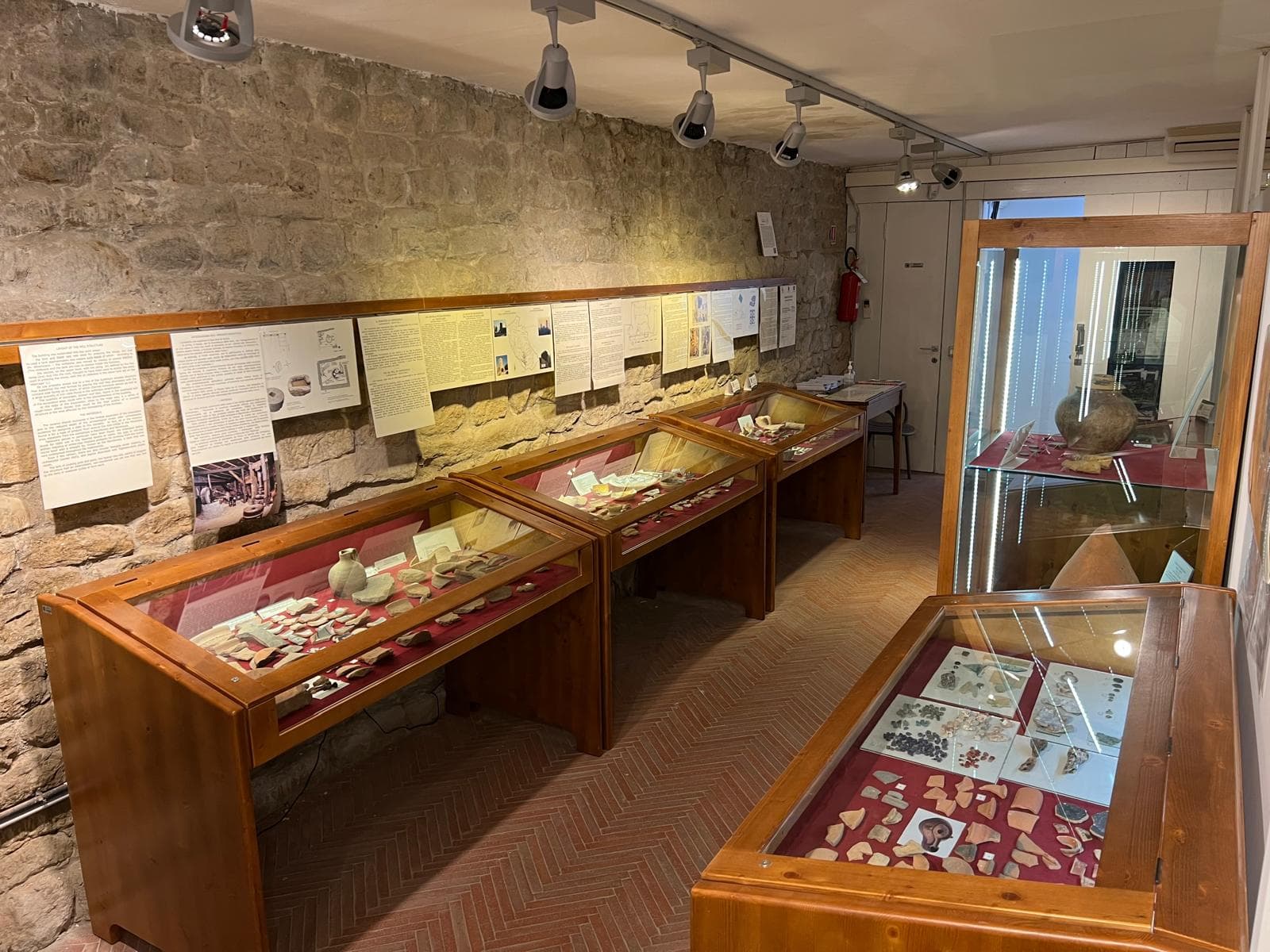Una sala del Museo Civico di Larciano con alcuni reperti archeologici esposti