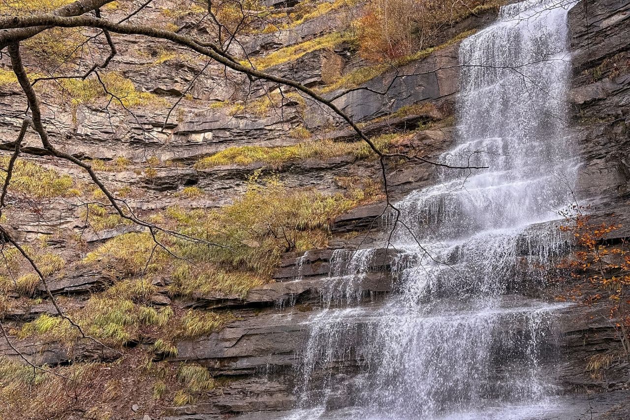 Cascade de Piscino entre rochers et forêt.