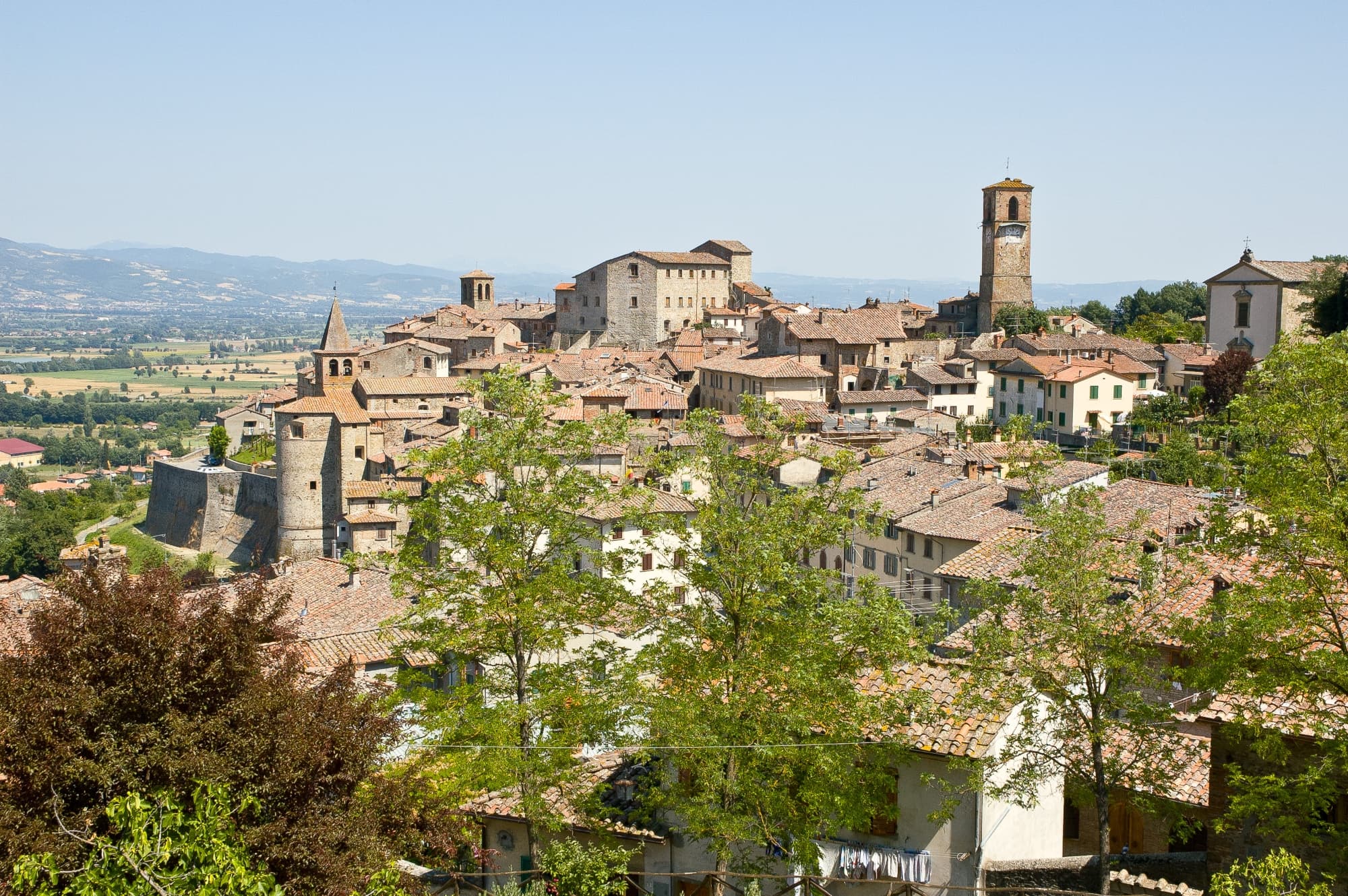 Panorama del borgo medievale di Anghiari, tappa imperdibile per un tour in moto nell'Appennino aretino