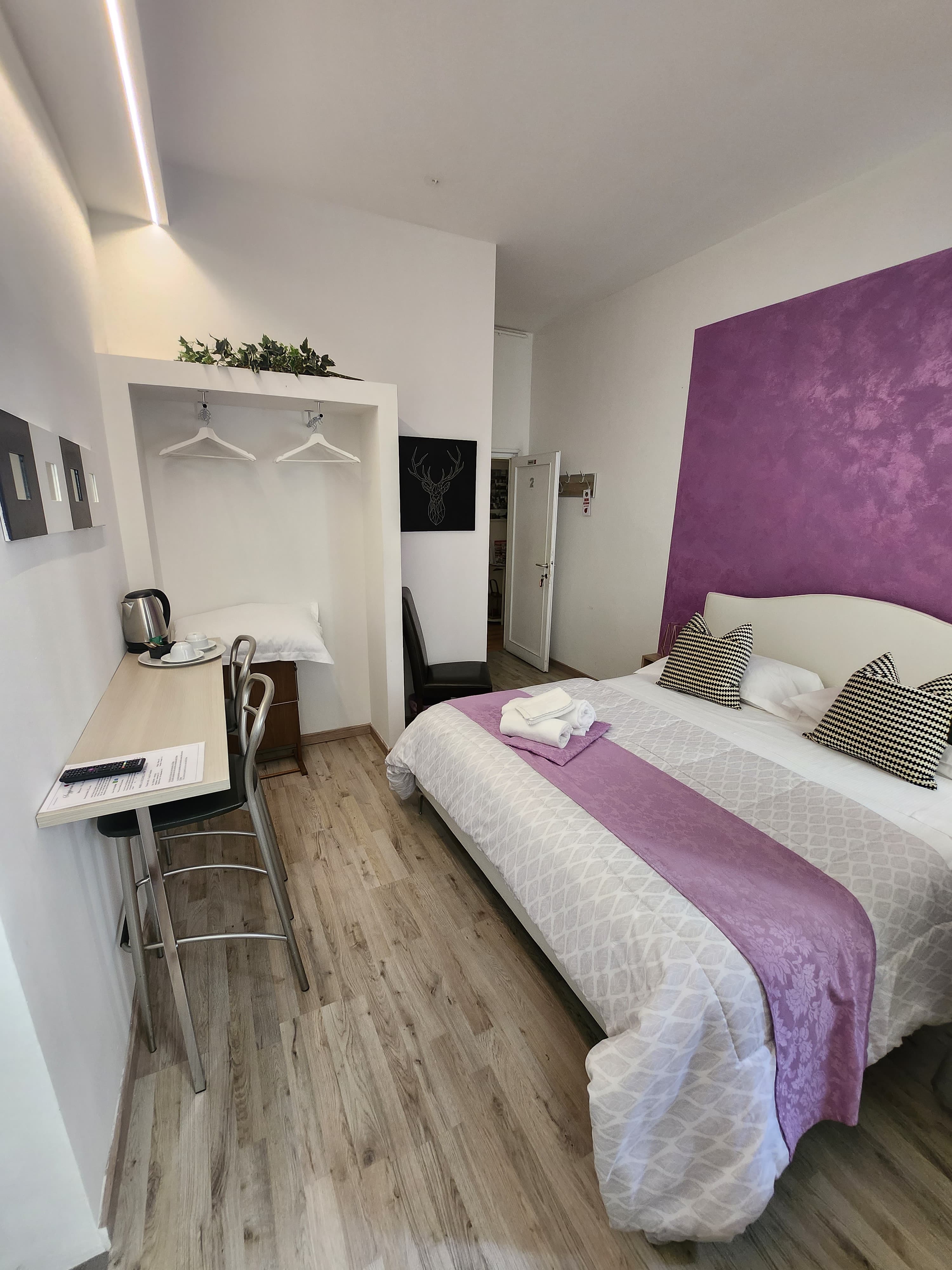 Room with en-suite bathroom (with shower) and kitchenette