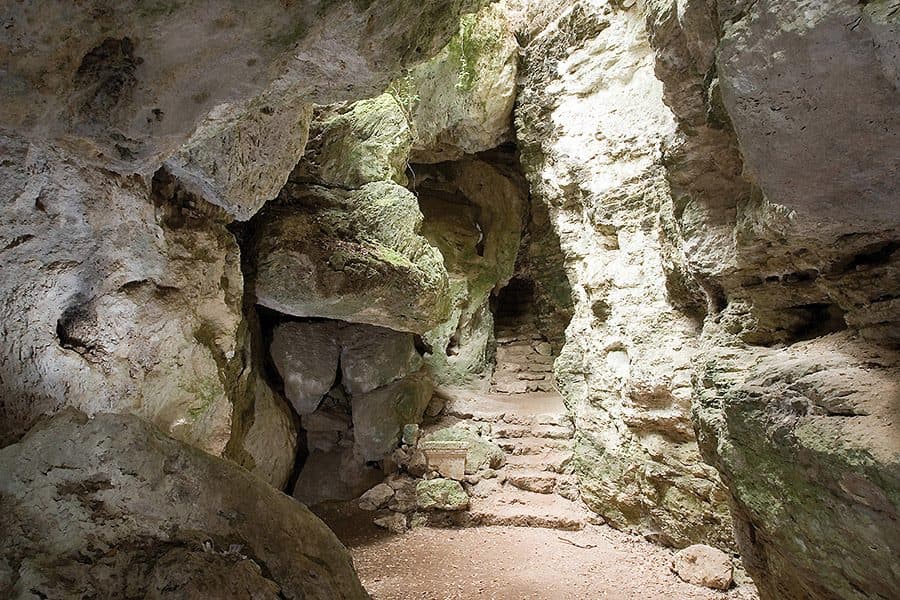 Höhle in dem Archäologischen Park